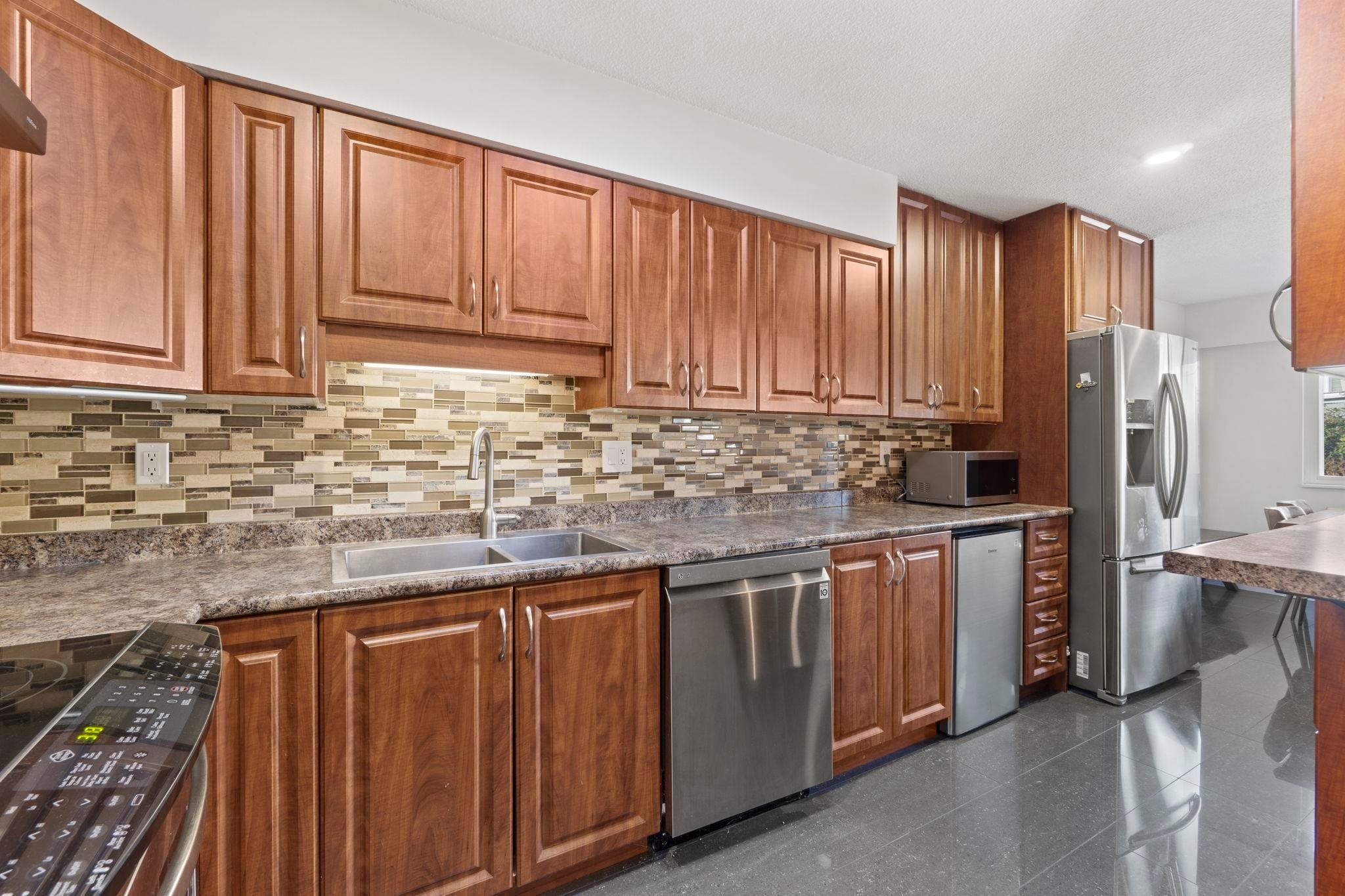









644


Alderson

Avenue,
Coquitlam,




BC
V3K 1T5

