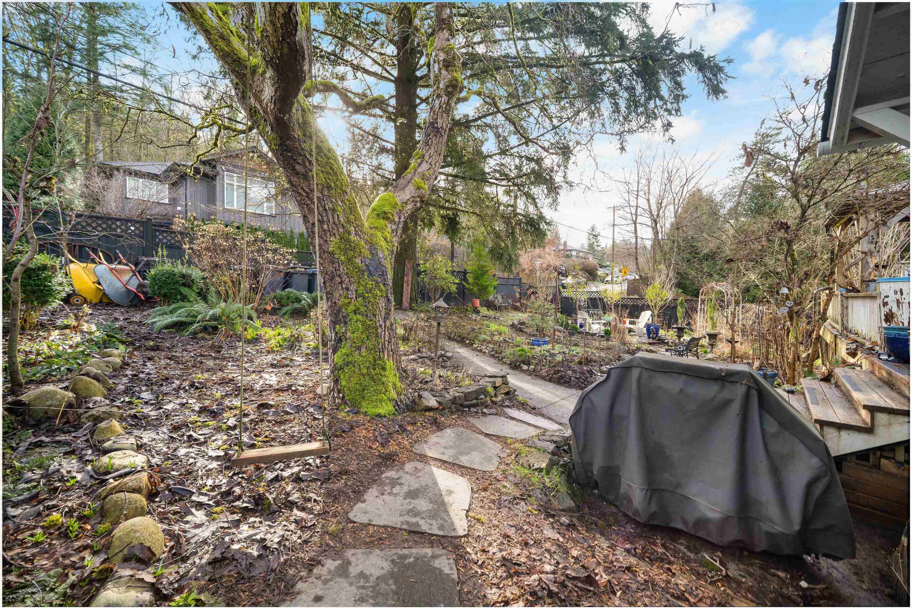 









2201


St George

Street,
Port Moody,




BC
V3H 2G1

