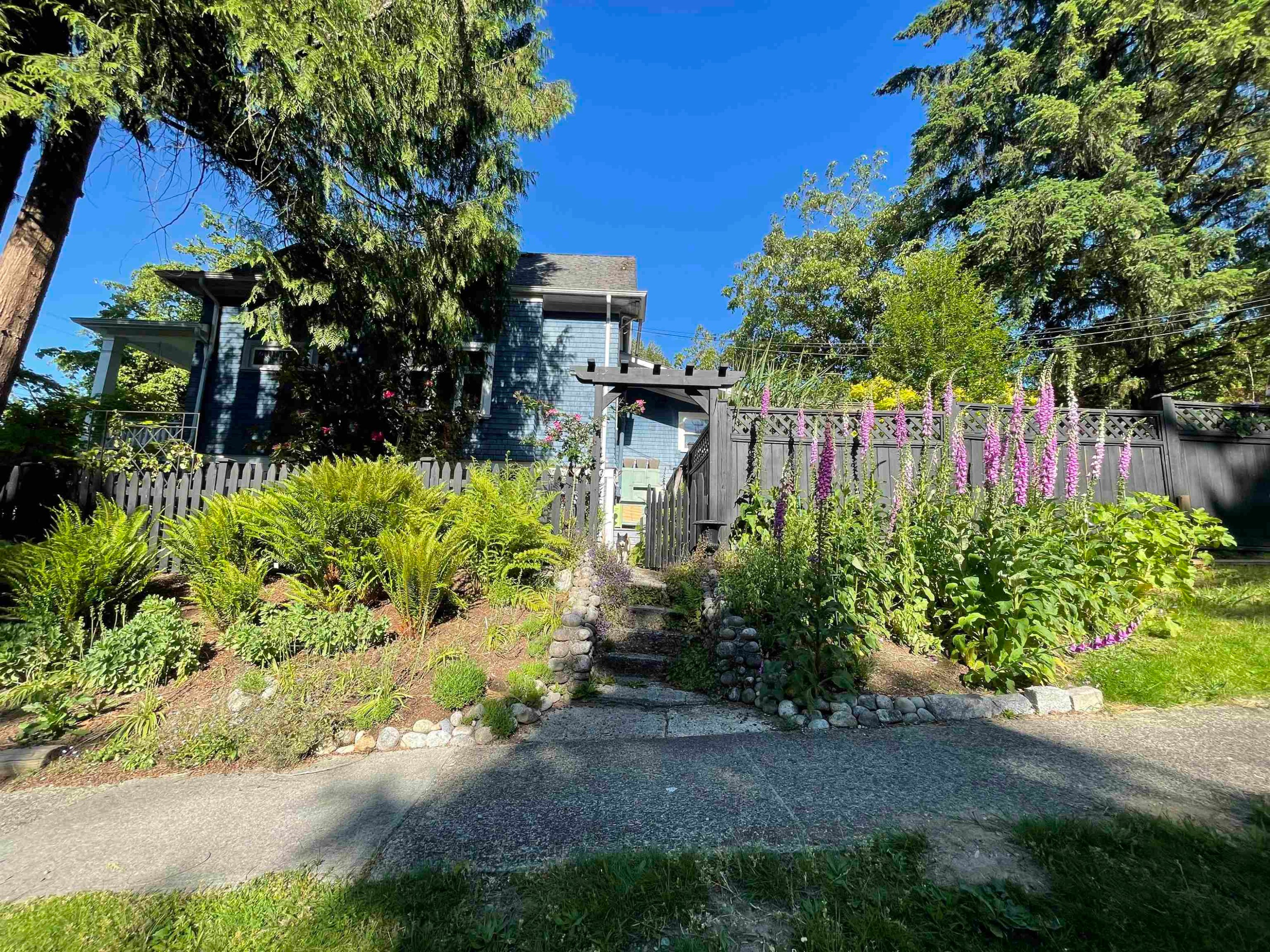 









2201


St George

Street,
Port Moody,




BC
V3H 2G1

