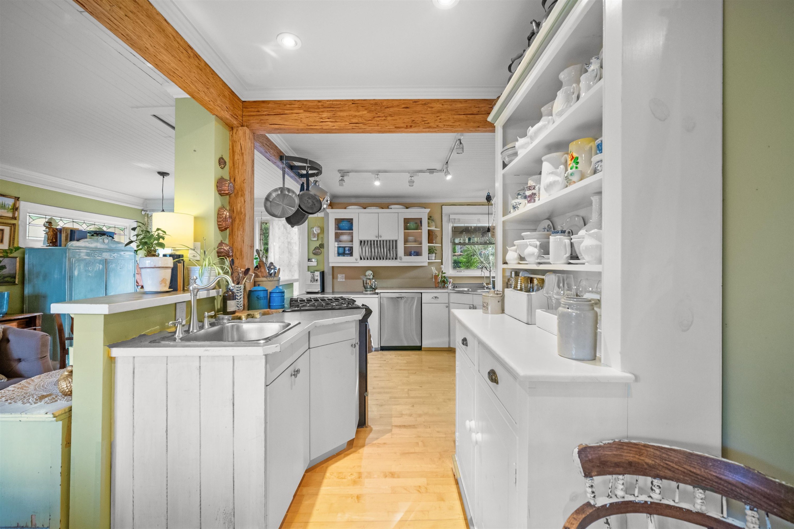 









2201


St George

Street,
Port Moody,




BC
V3H 2G1

