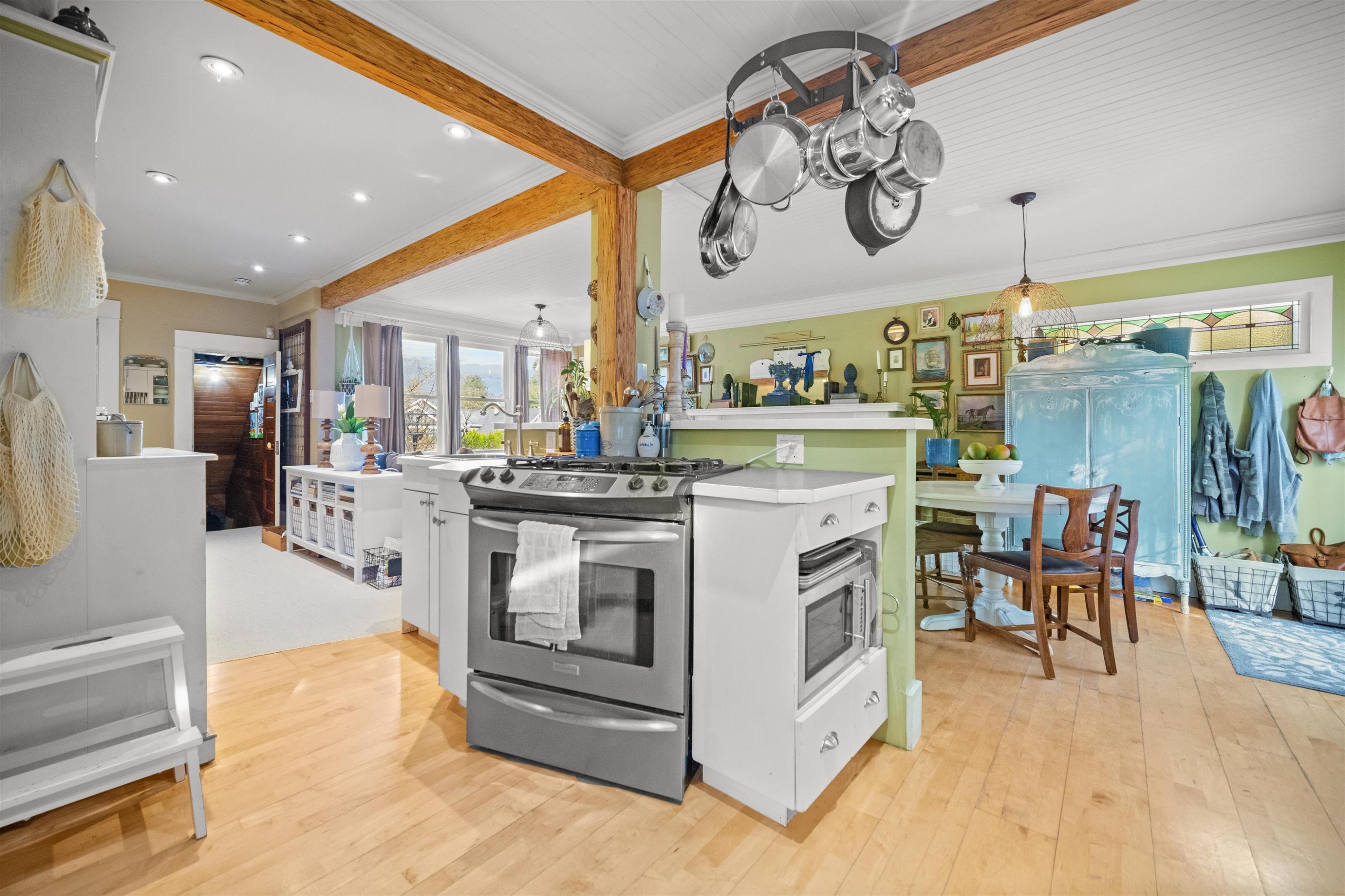 









2201


St George

Street,
Port Moody,




BC
V3H 2G1

