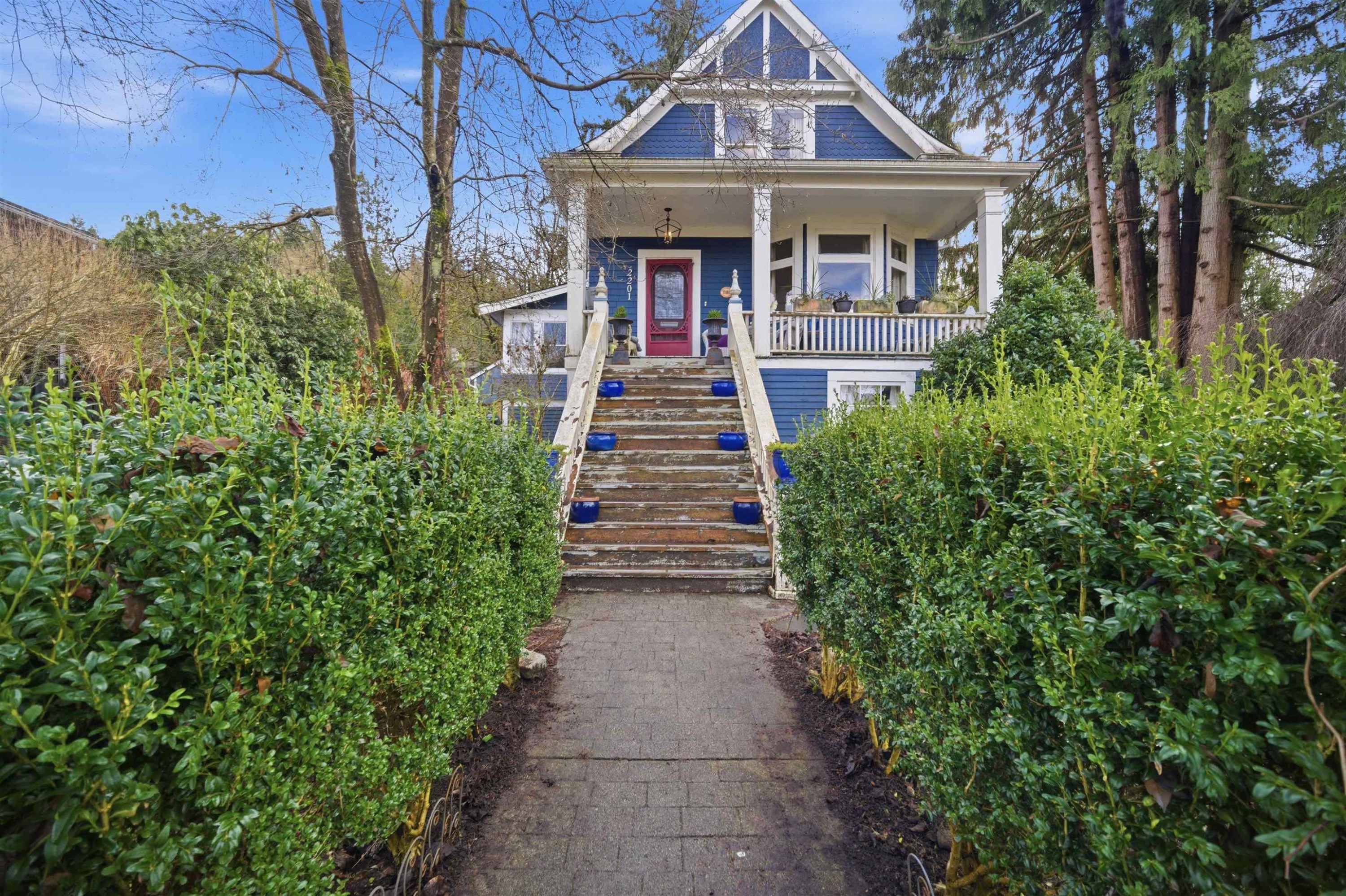 









2201


St George

Street,
Port Moody,




BC
V3H 2G1

