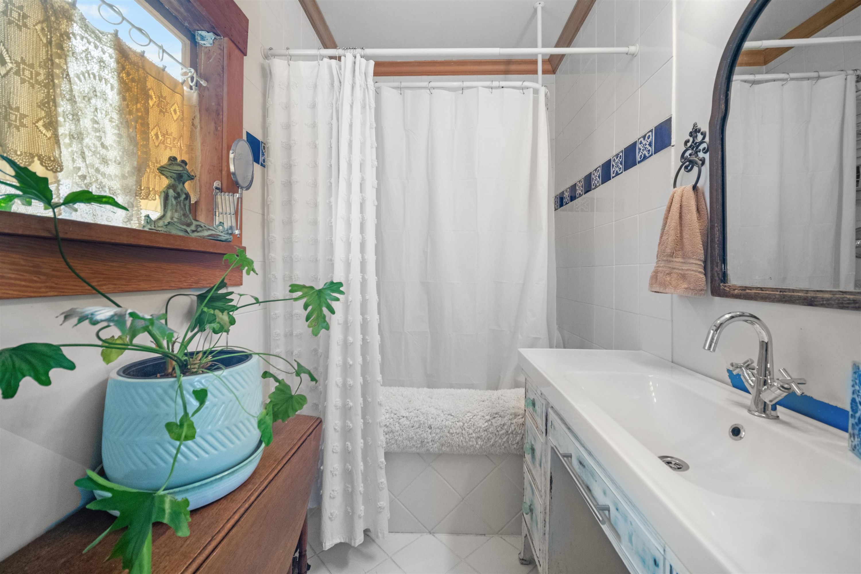 









2201


St George

Street,
Port Moody,




BC
V3H 2G1

