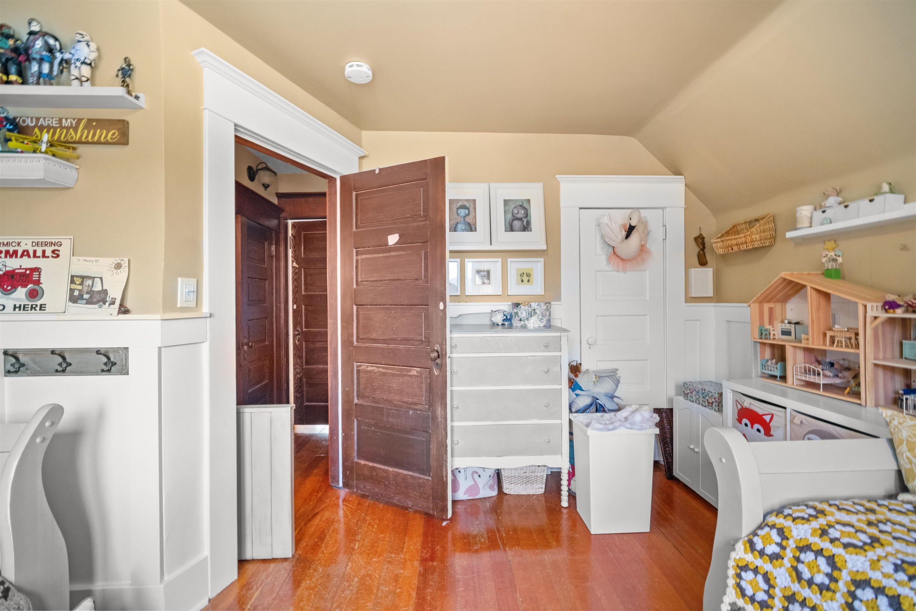 









2201


St George

Street,
Port Moody,




BC
V3H 2G1

