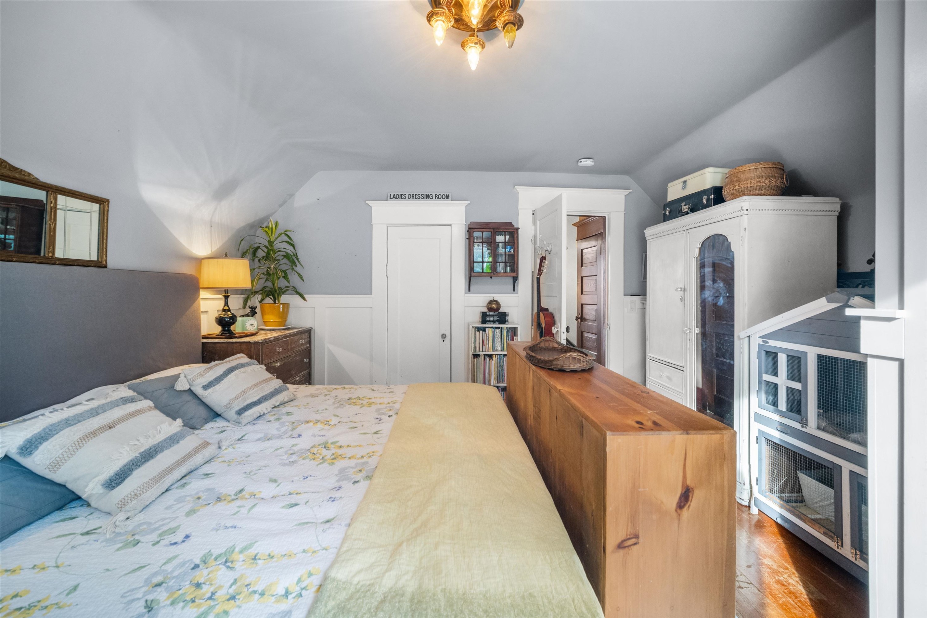 









2201


St George

Street,
Port Moody,




BC
V3H 2G1

