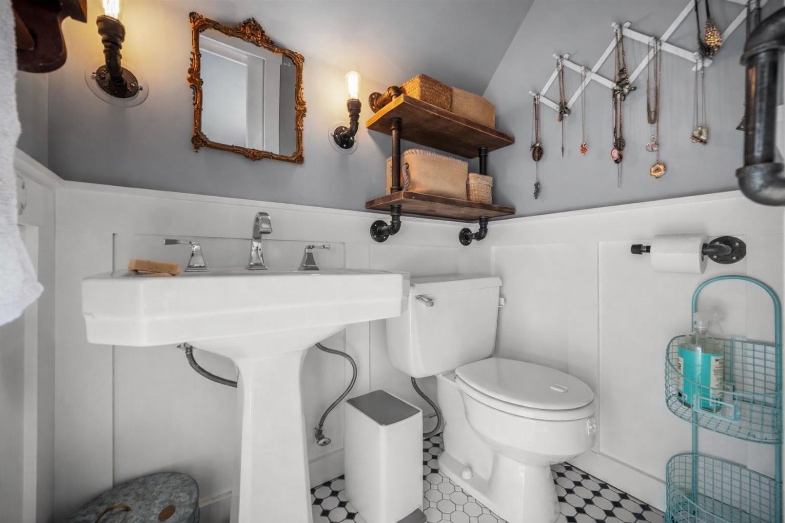 









2201


St George

Street,
Port Moody,




BC
V3H 2G1

