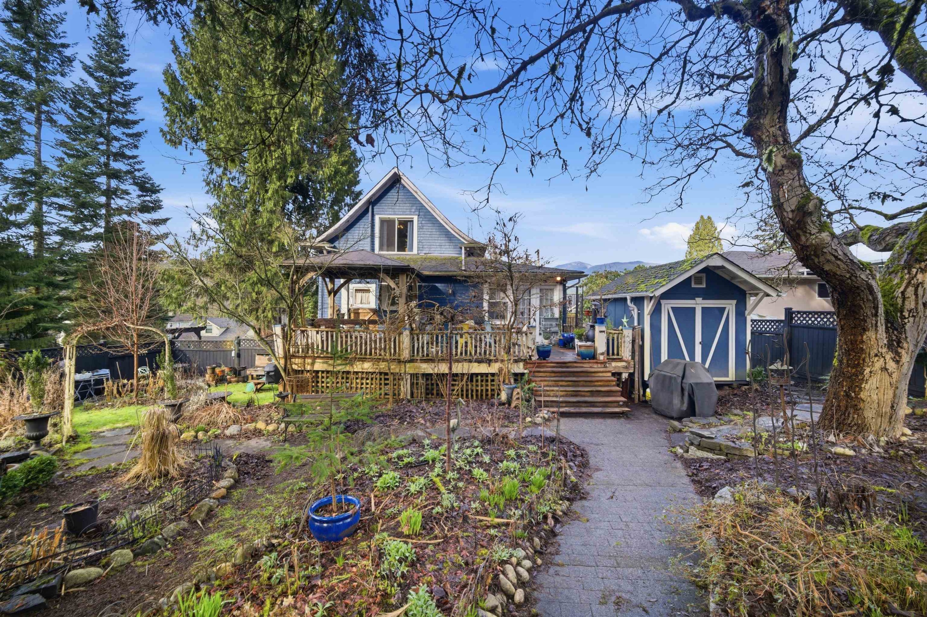 









2201


St George

Street,
Port Moody,




BC
V3H 2G1

