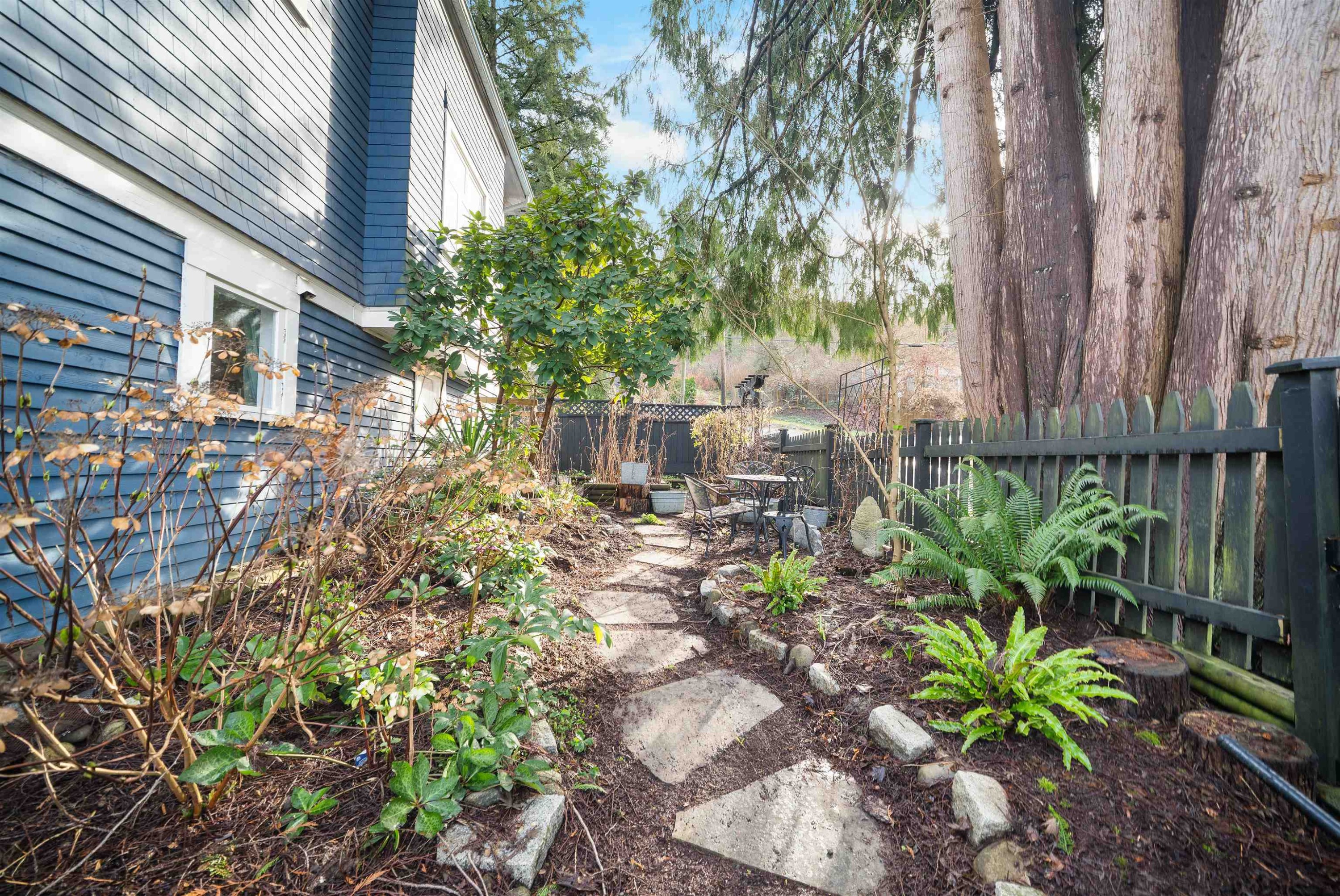 









2201


St George

Street,
Port Moody,




BC
V3H 2G1

