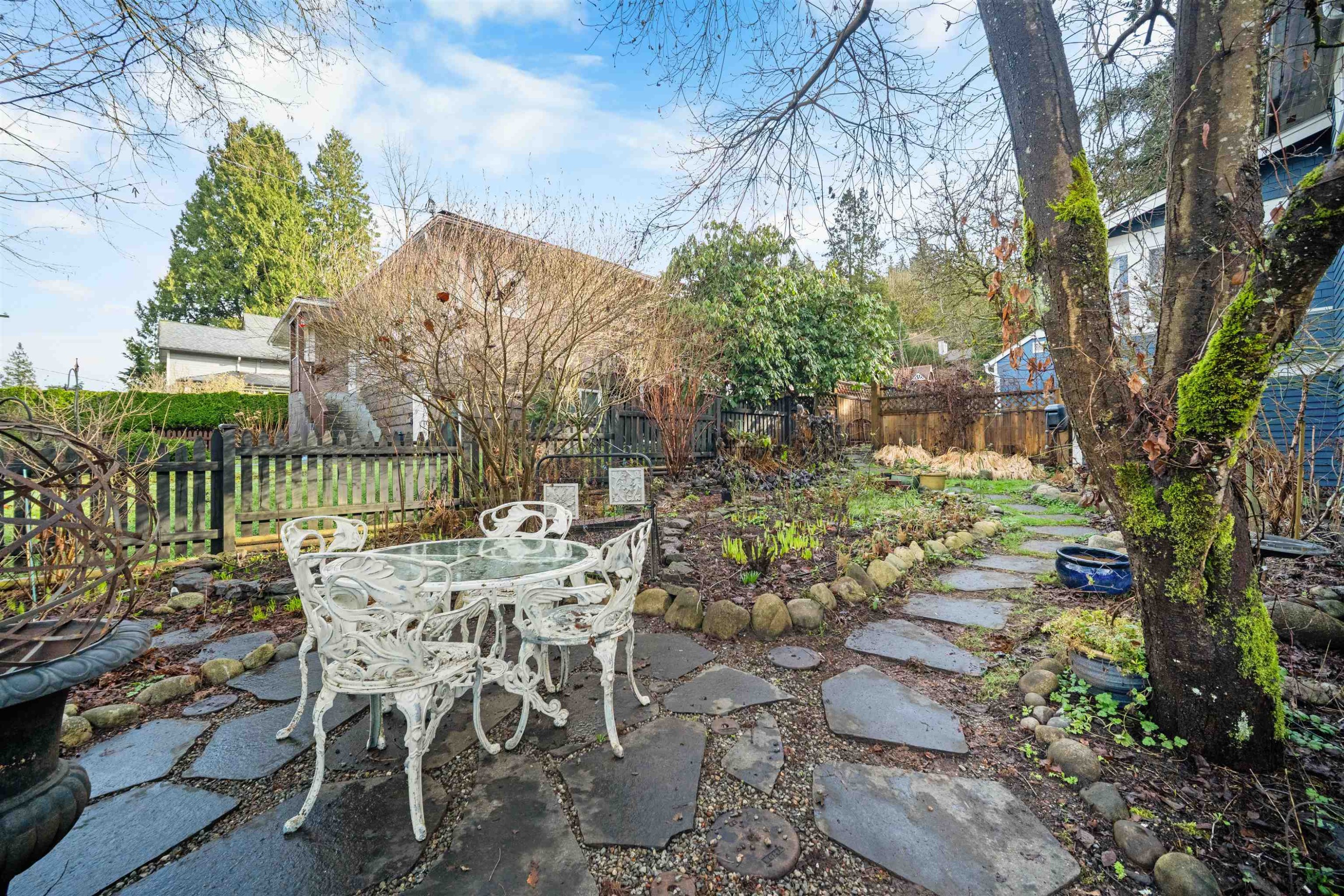 









2201


St George

Street,
Port Moody,




BC
V3H 2G1

