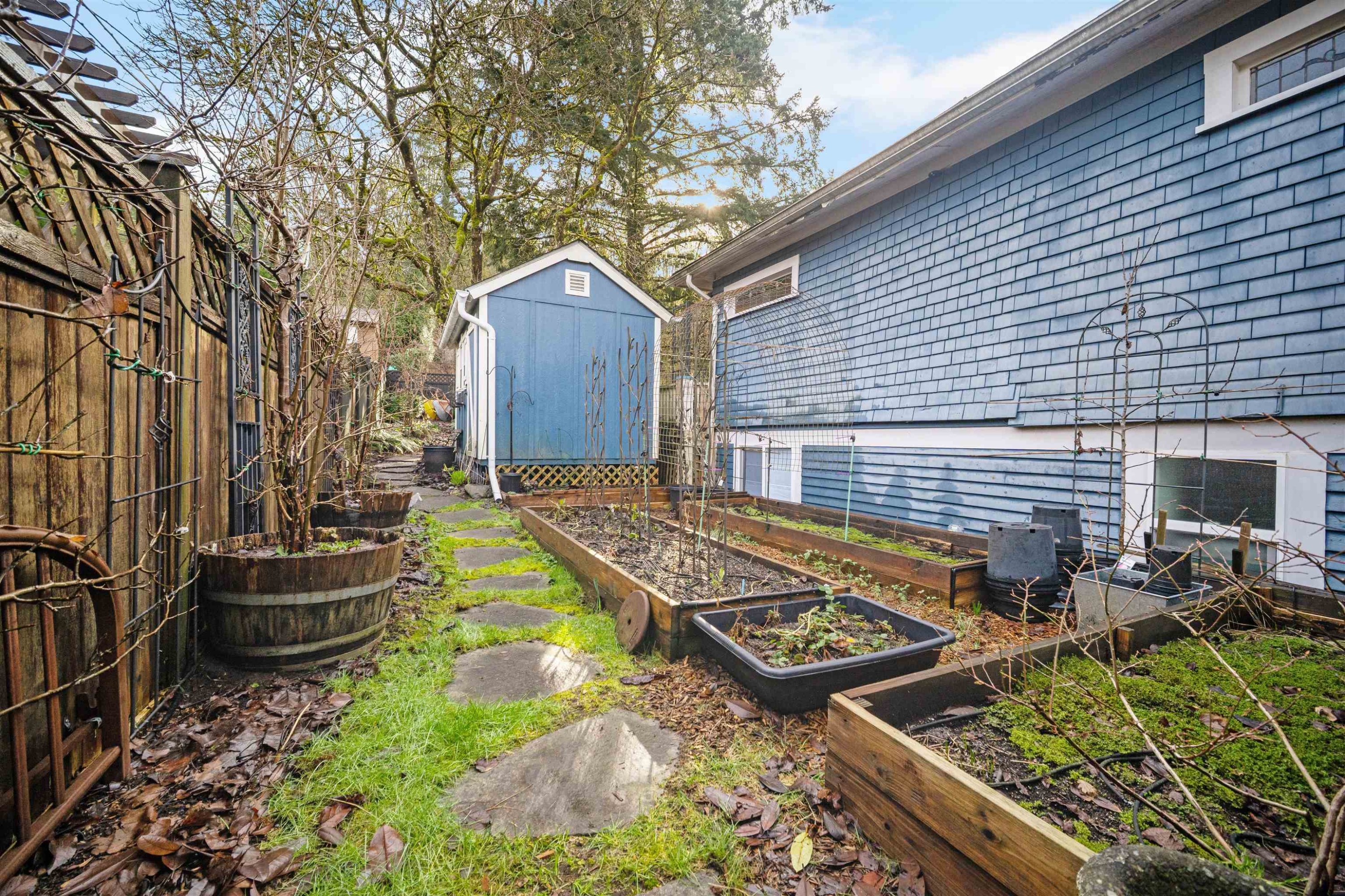 









2201


St George

Street,
Port Moody,




BC
V3H 2G1

