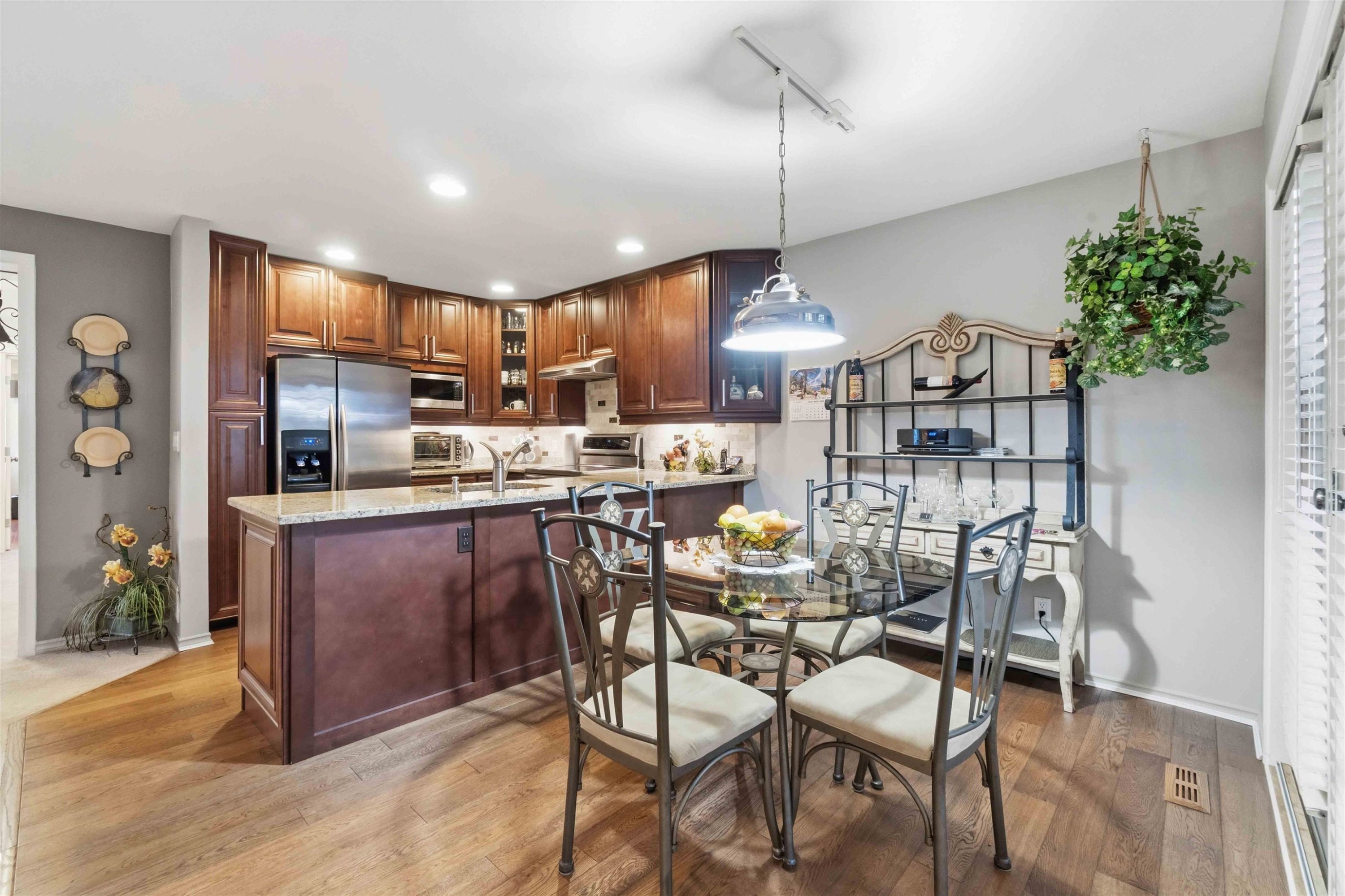 









3300


Plateau

Boulevard, 1,
Coquitlam,




BC
V3E 3L6

