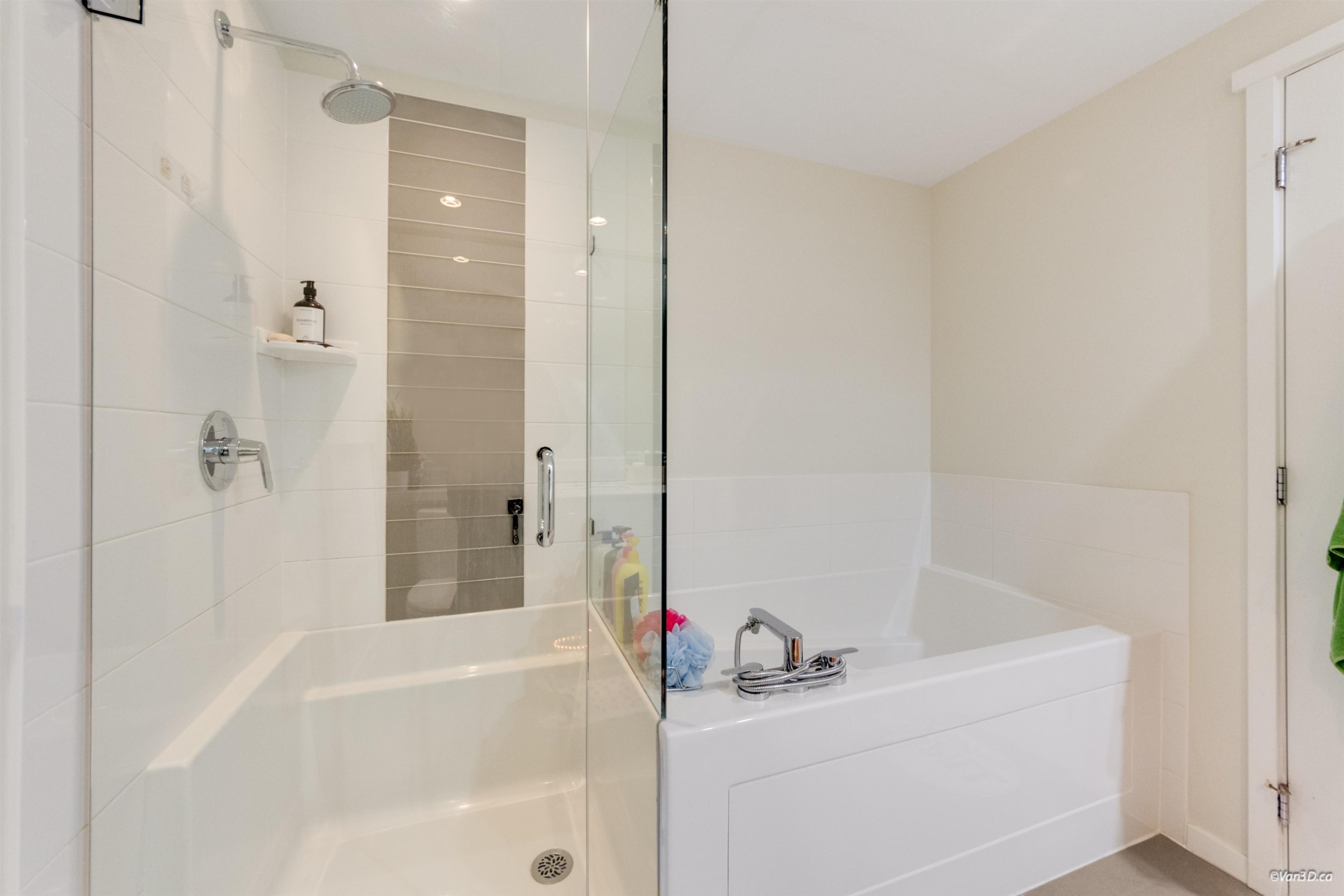 









3102


Windsor

Gate, 2806,
Coquitlam,




BC
V3B 0J3

