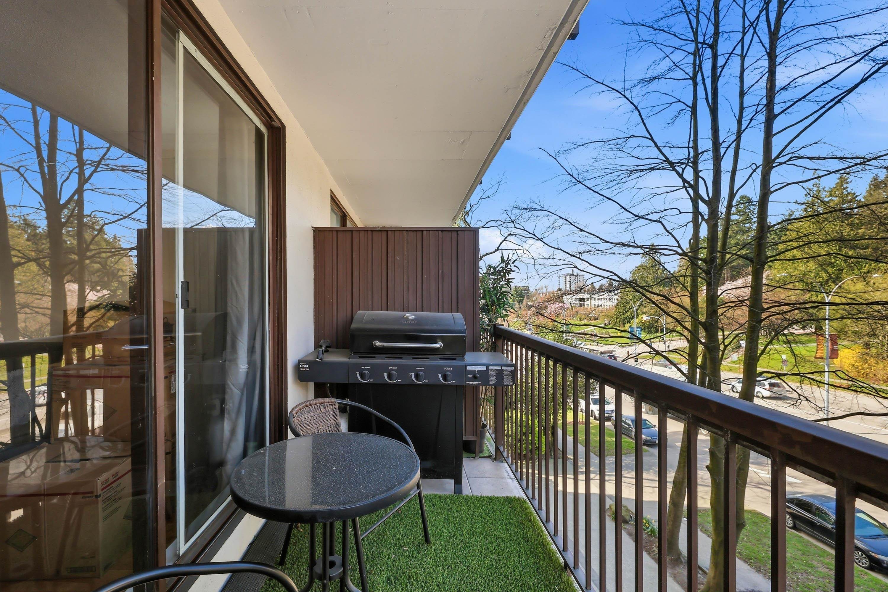 









320


Royal

Avenue, 405,
New Westminster,




BC
V3L 5C6


