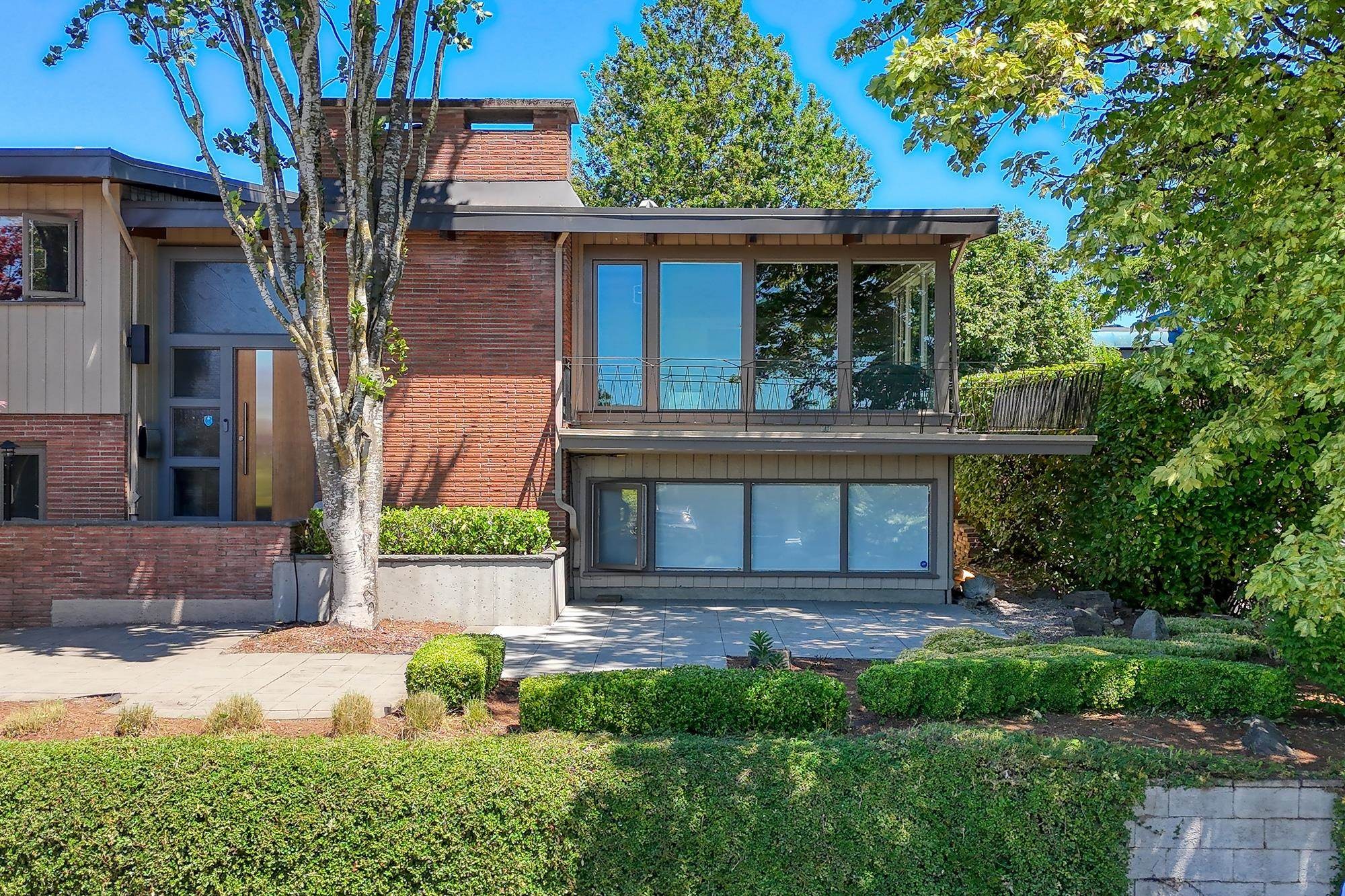 









821


Jackson

Crescent,
New Westminster,




BC
V3L 4S1

