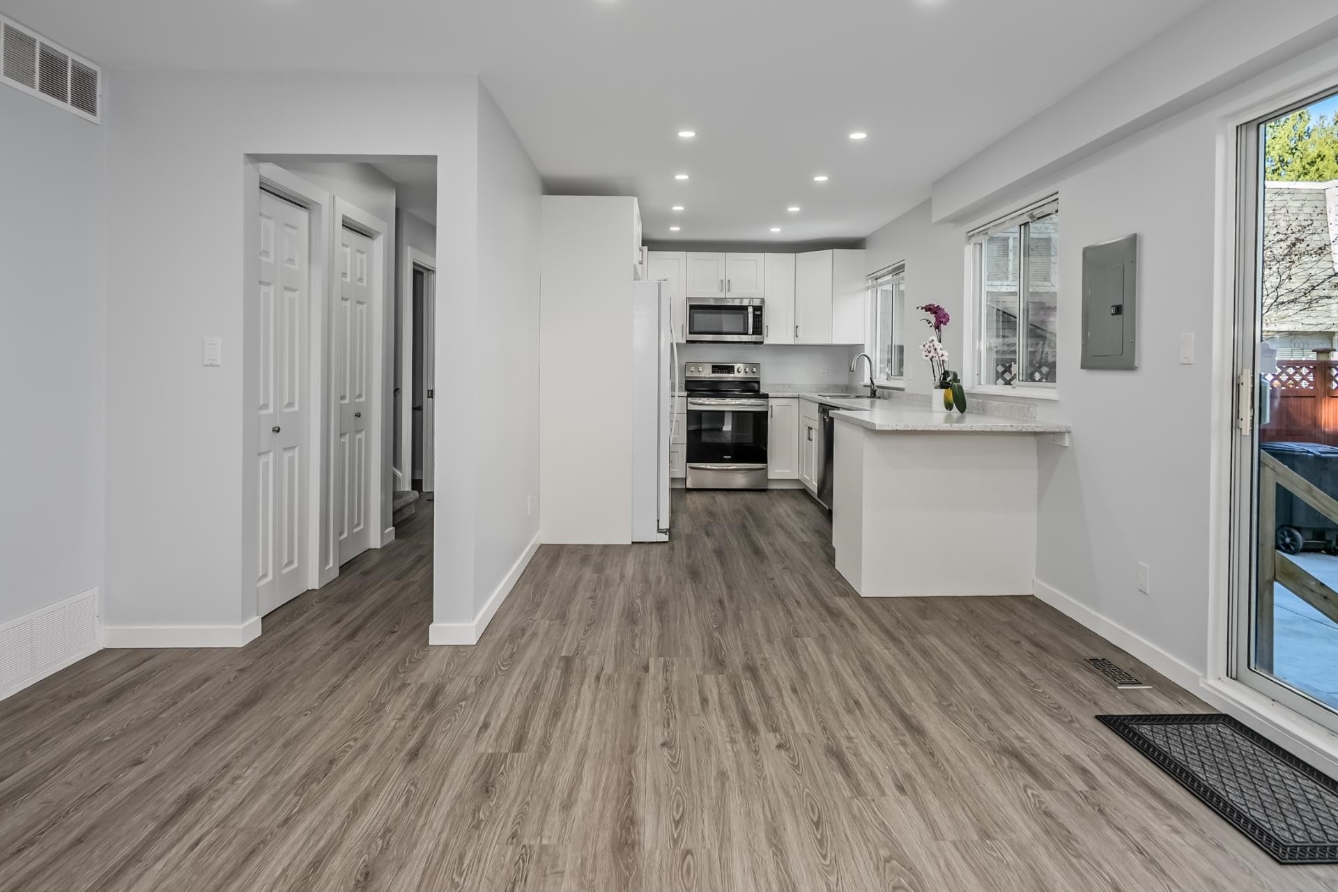 









21555


Dewndey Trunk

Road, 48,
Maple Ridge,




BC
V2X 3G6

