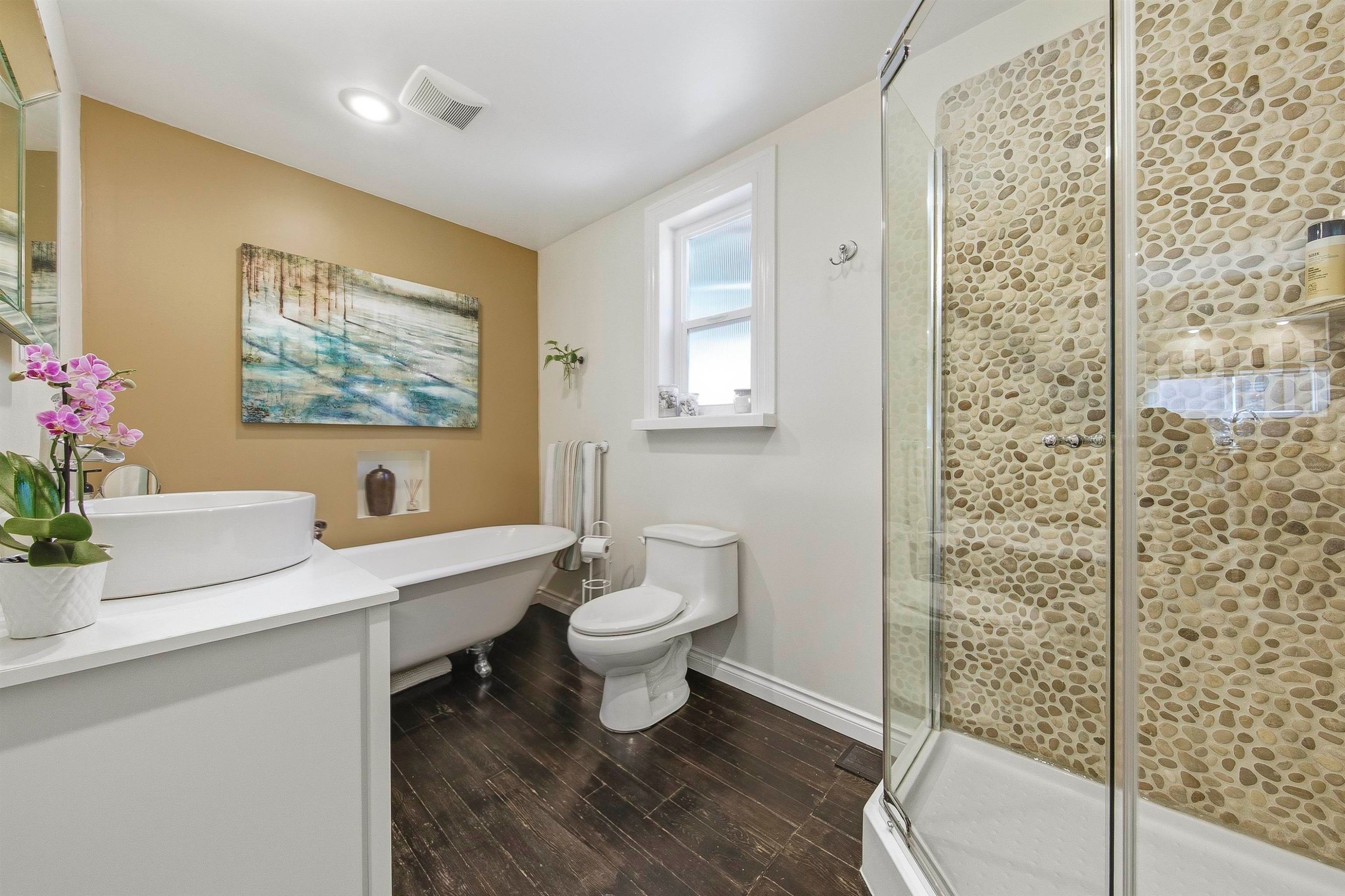 









2029


Philip

Avenue,
North Vancouver,




BC
V7P 2W5

