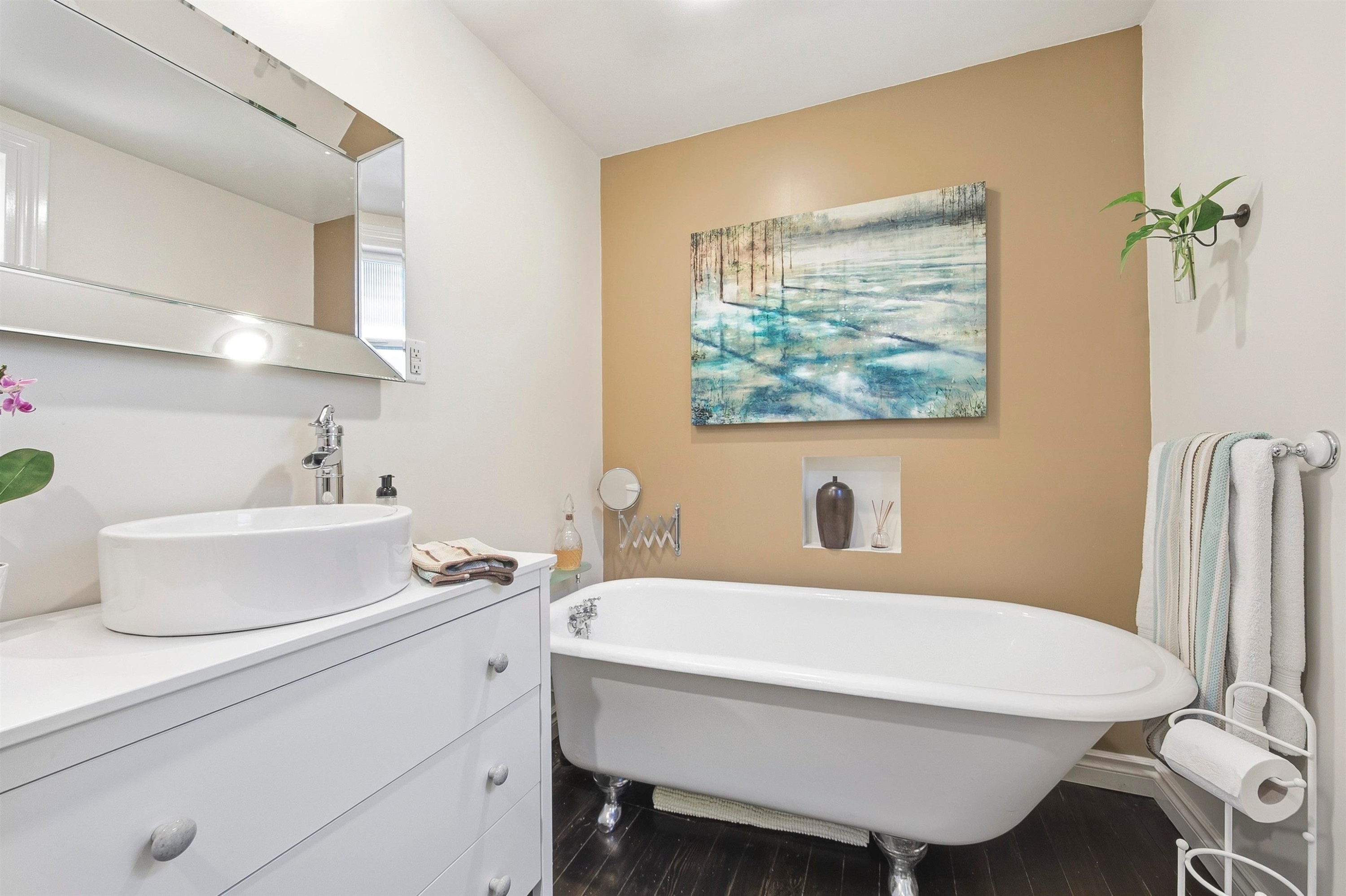 









2029


Philip

Avenue,
North Vancouver,




BC
V7P 2W5

