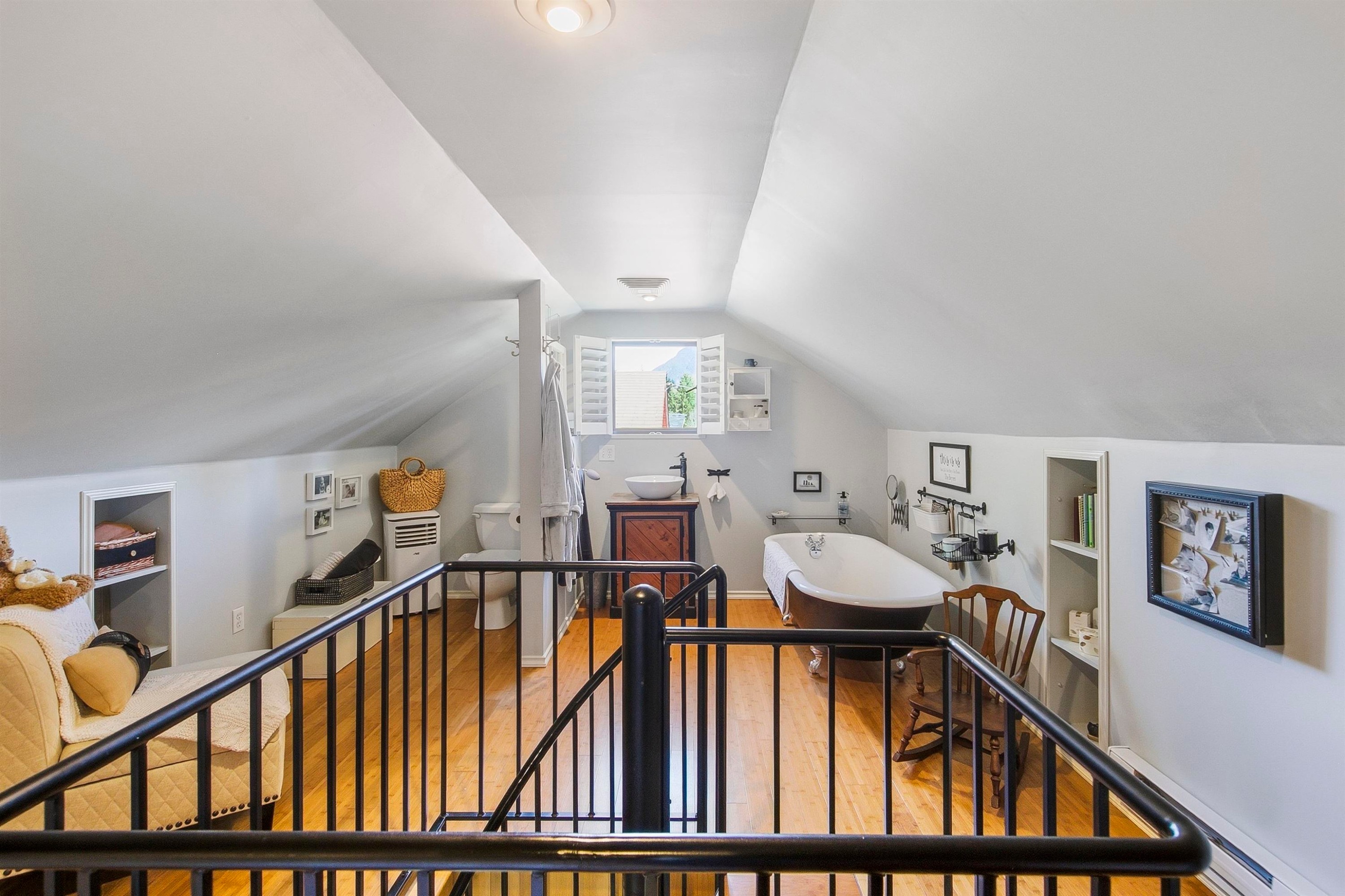 









2029


Philip

Avenue,
North Vancouver,




BC
V7P 2W5

