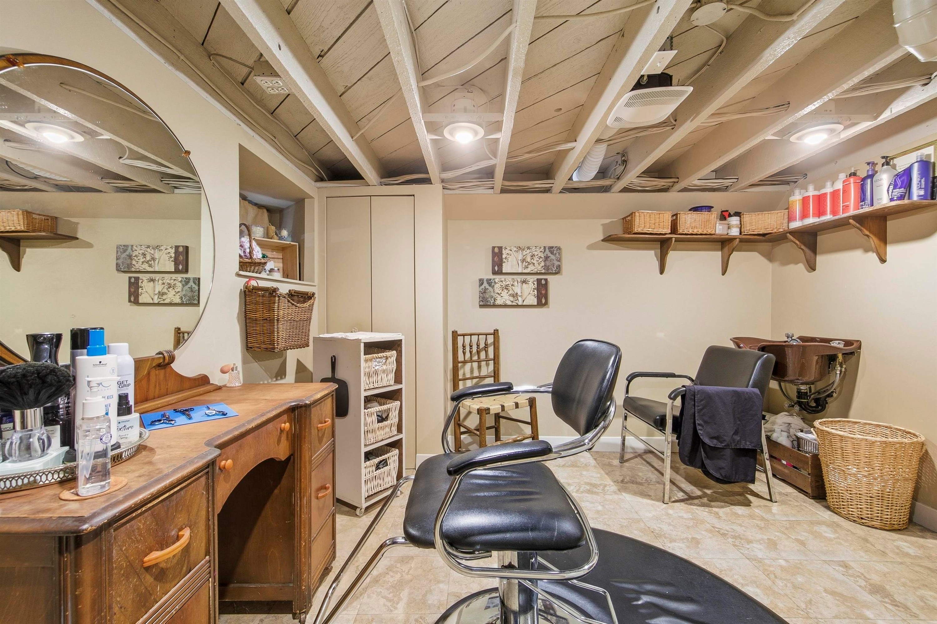 









2029


Philip

Avenue,
North Vancouver,




BC
V7P 2W5

