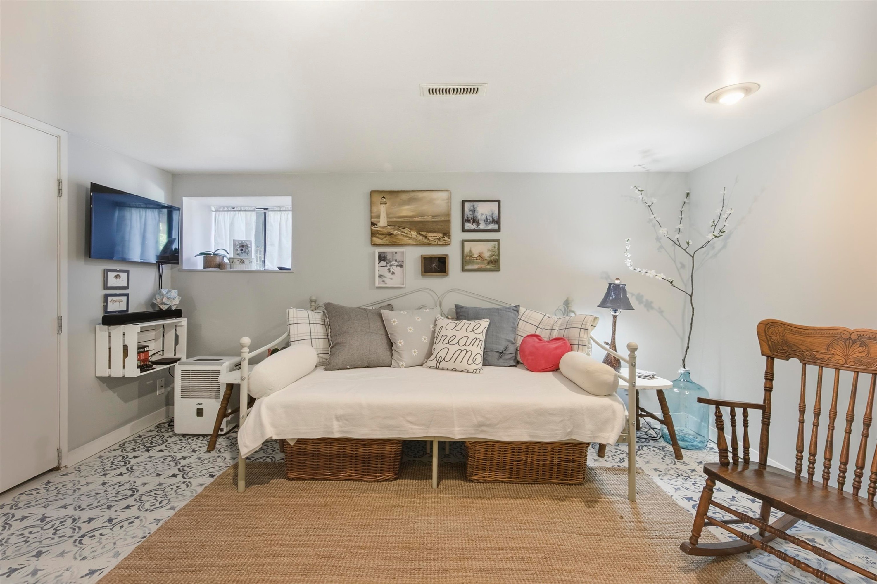 









2029


Philip

Avenue,
North Vancouver,




BC
V7P 2W5

