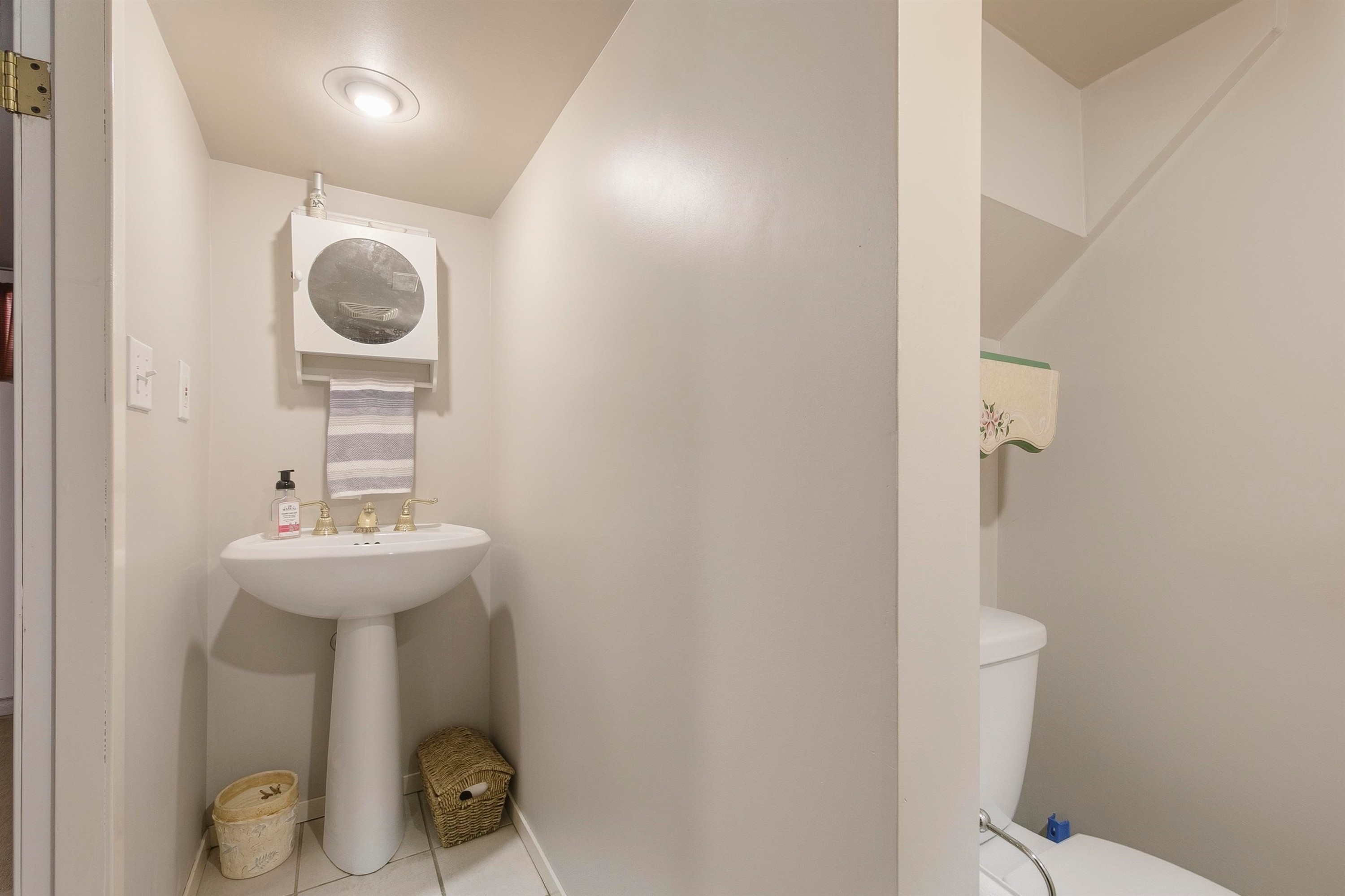 









2029


Philip

Avenue,
North Vancouver,




BC
V7P 2W5

