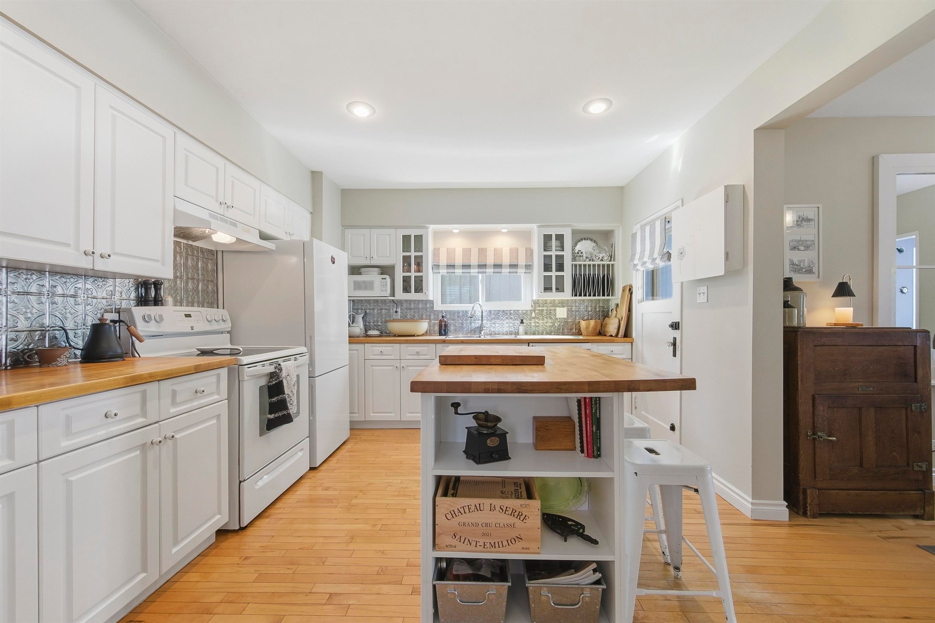 









2029


Philip

Avenue,
North Vancouver,




BC
V7P 2W5

