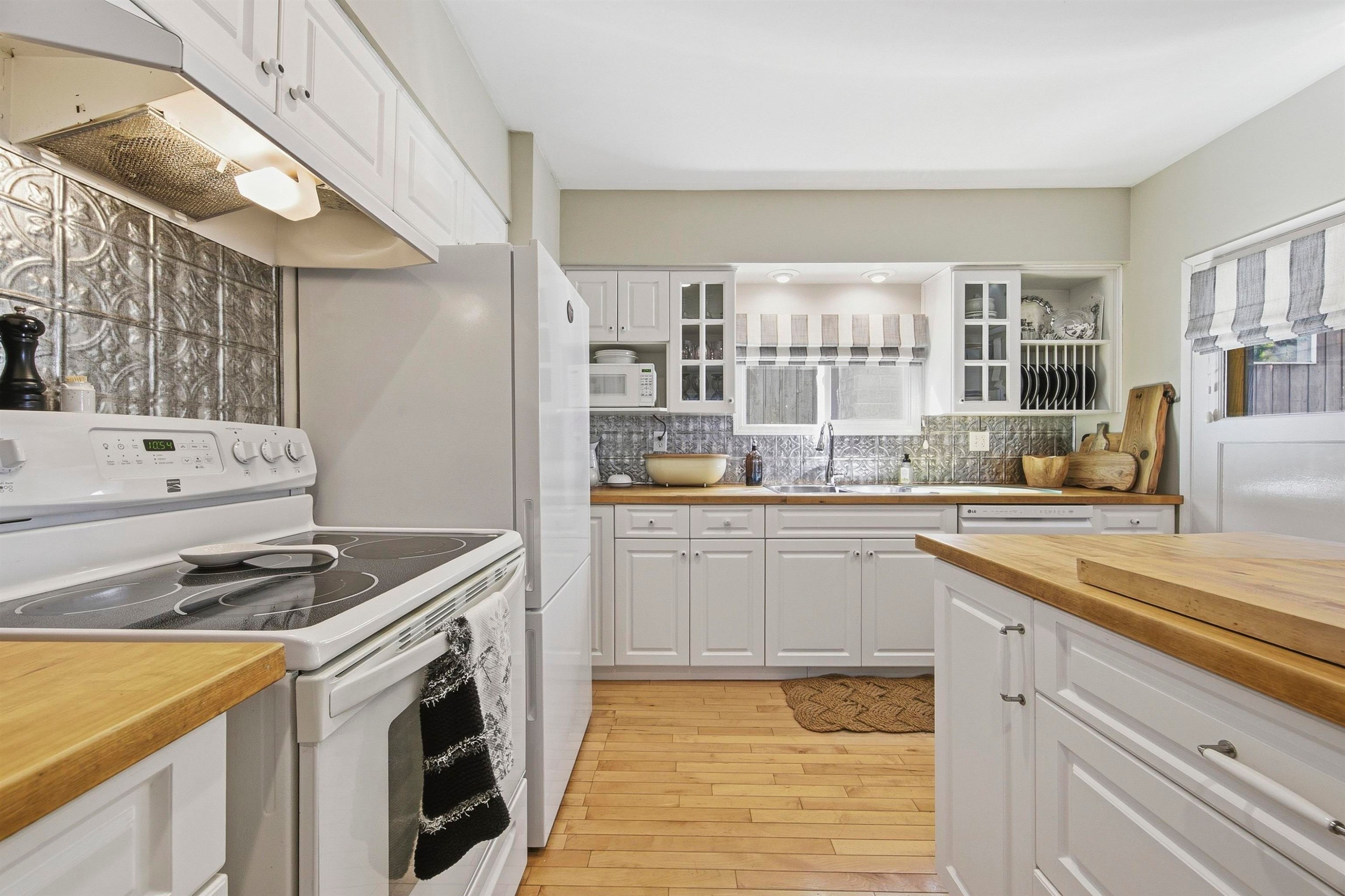 









2029


Philip

Avenue,
North Vancouver,




BC
V7P 2W5


