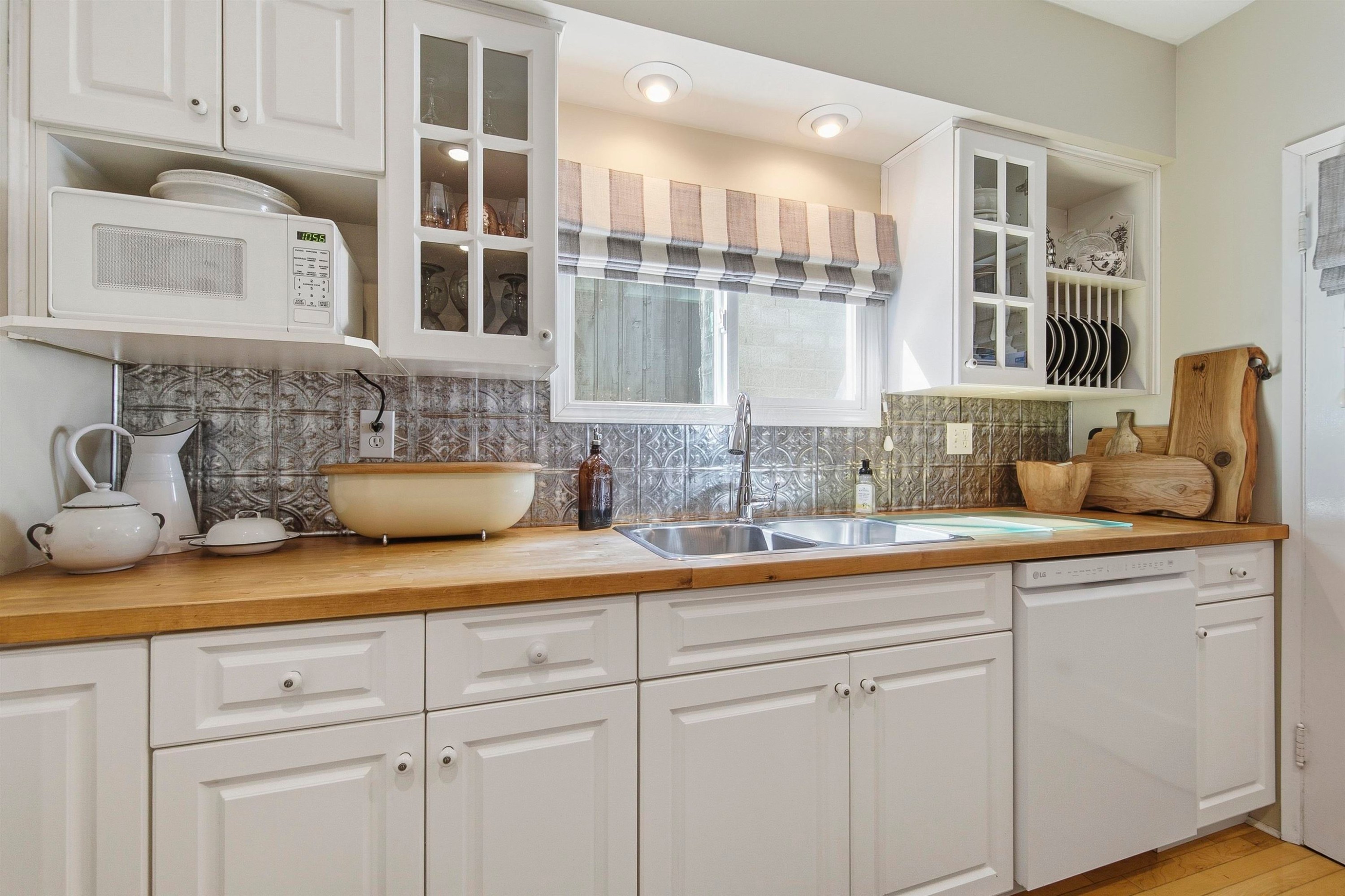 









2029


Philip

Avenue,
North Vancouver,




BC
V7P 2W5

