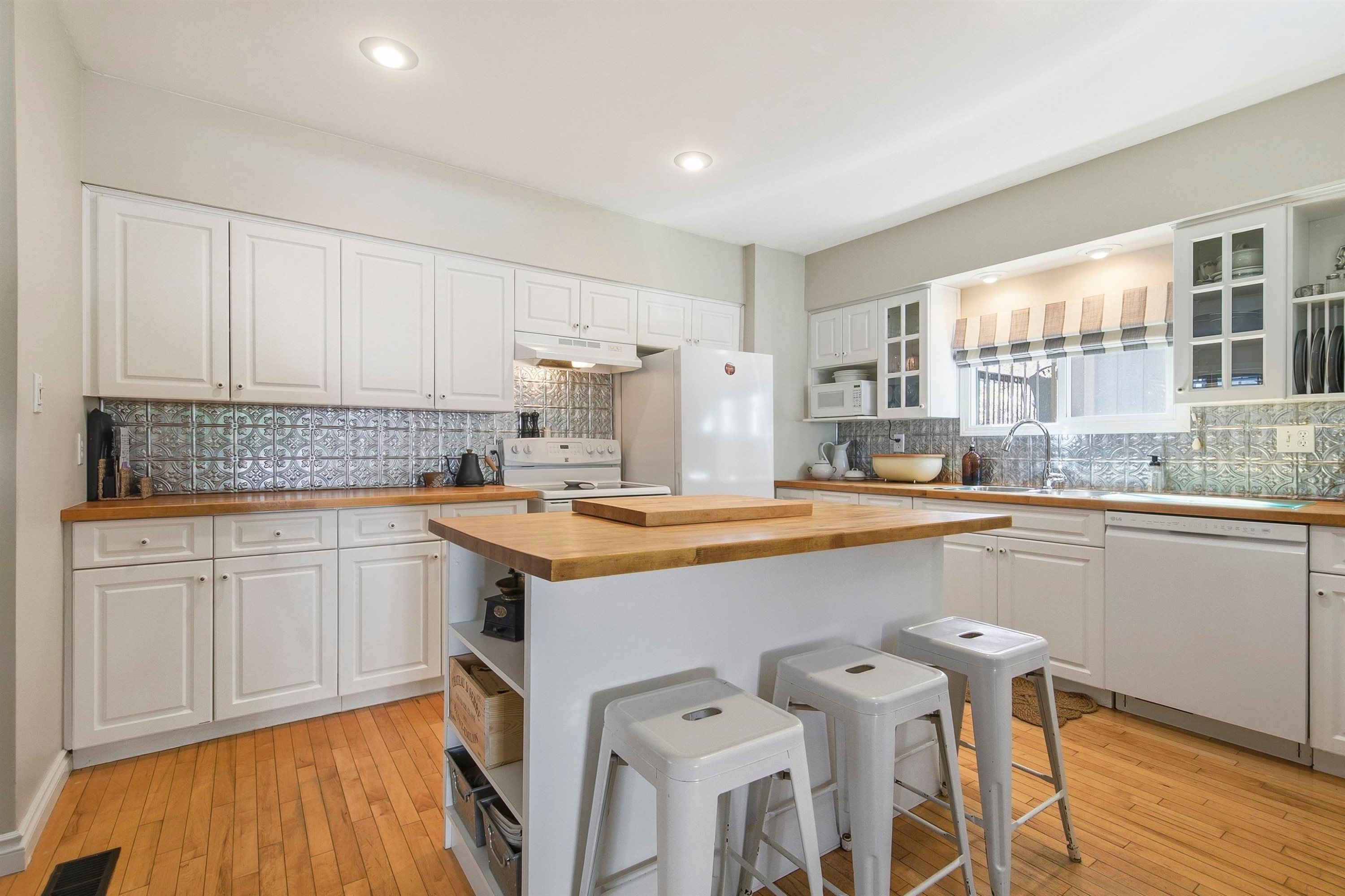 









2029


Philip

Avenue,
North Vancouver,




BC
V7P 2W5

