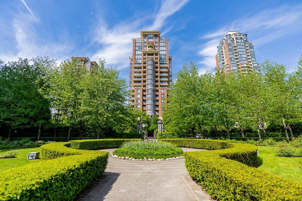 









6833


Station Hill

Drive, 804,
Burnaby,




BC
V3N 5E1

