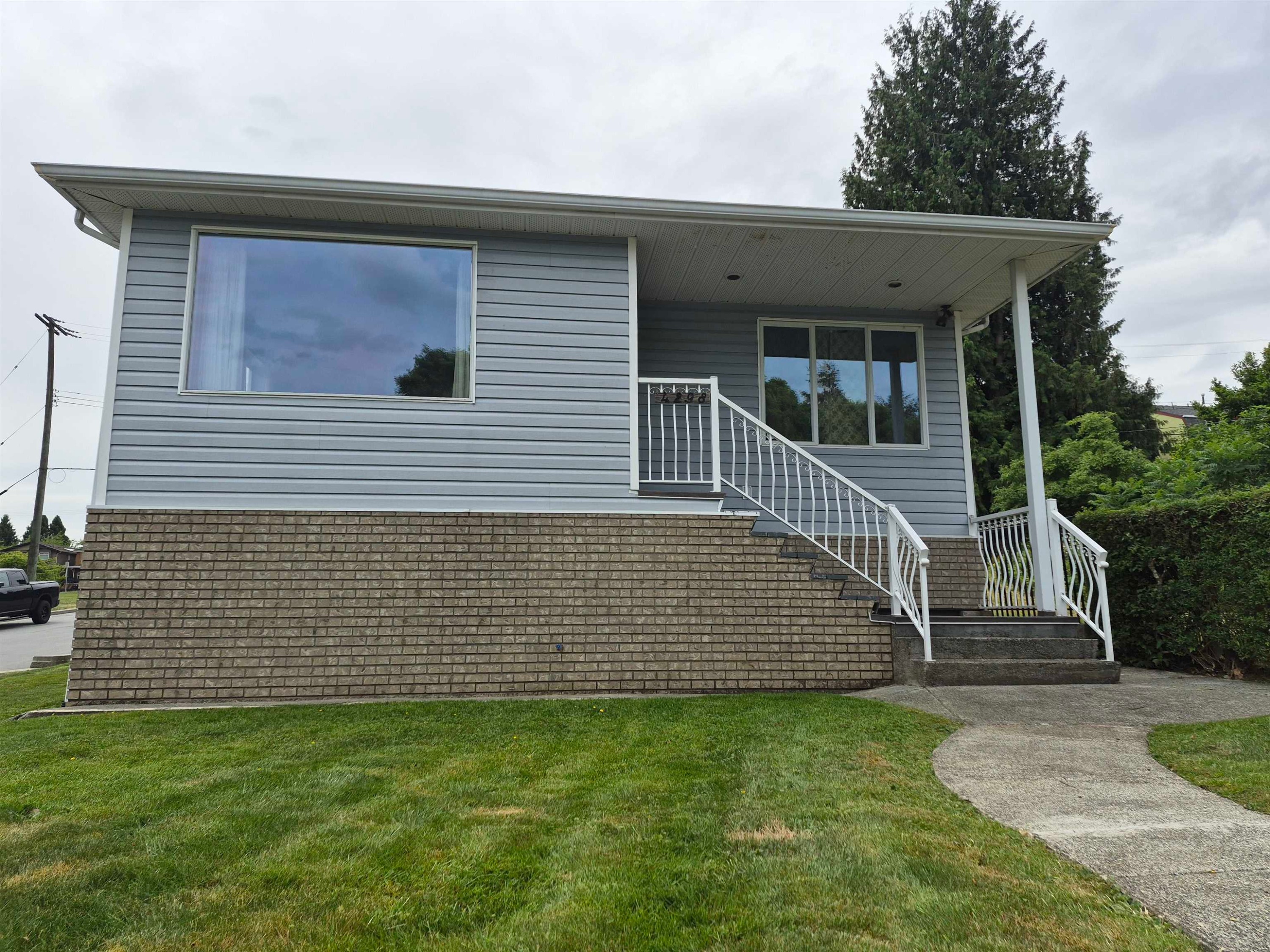 









4298


Mcgill

Street,
Burnaby,




BC
V5C 1M9

