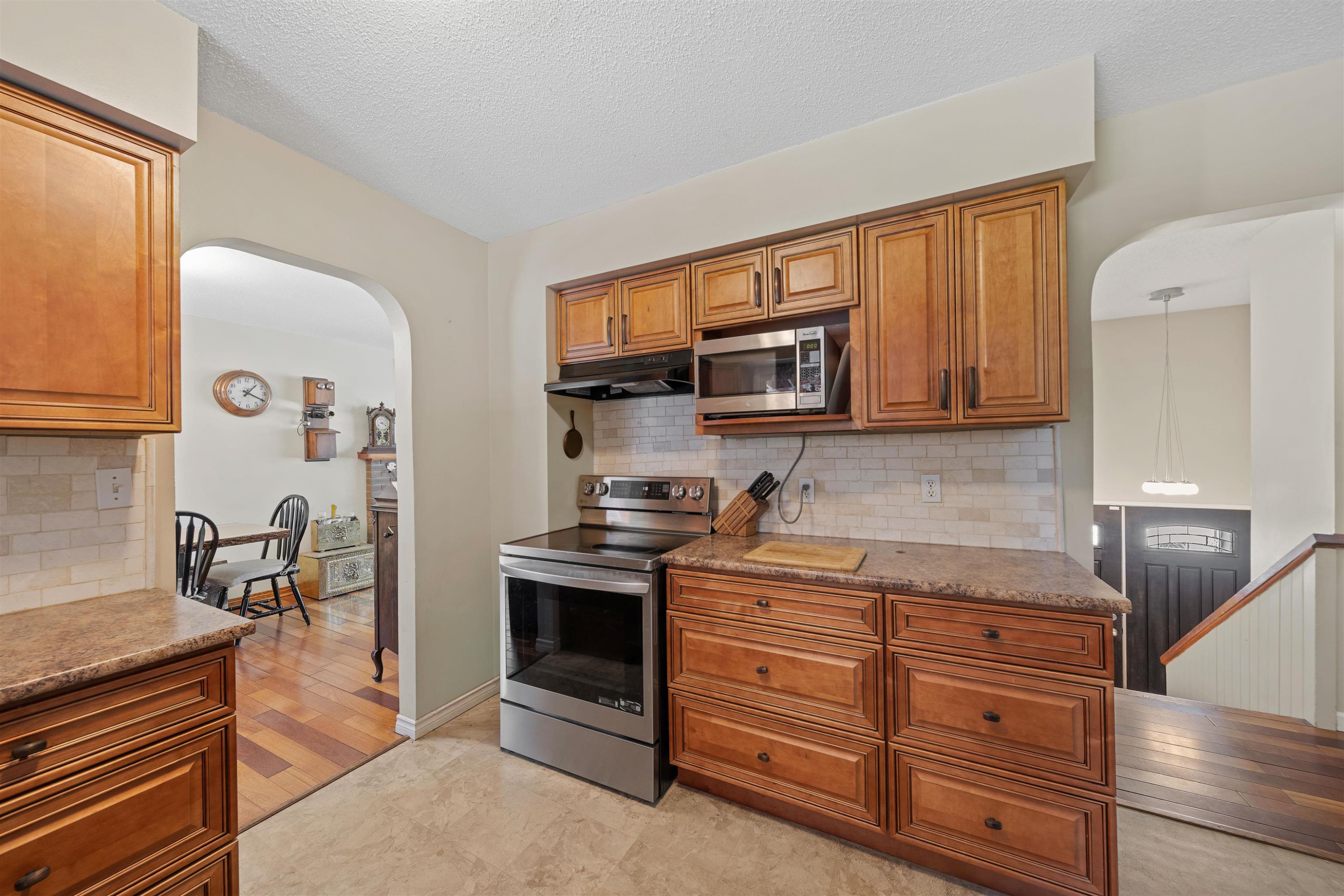 









21656


Donovan

Avenue,
Maple Ridge,




BC
V2X 3A3

