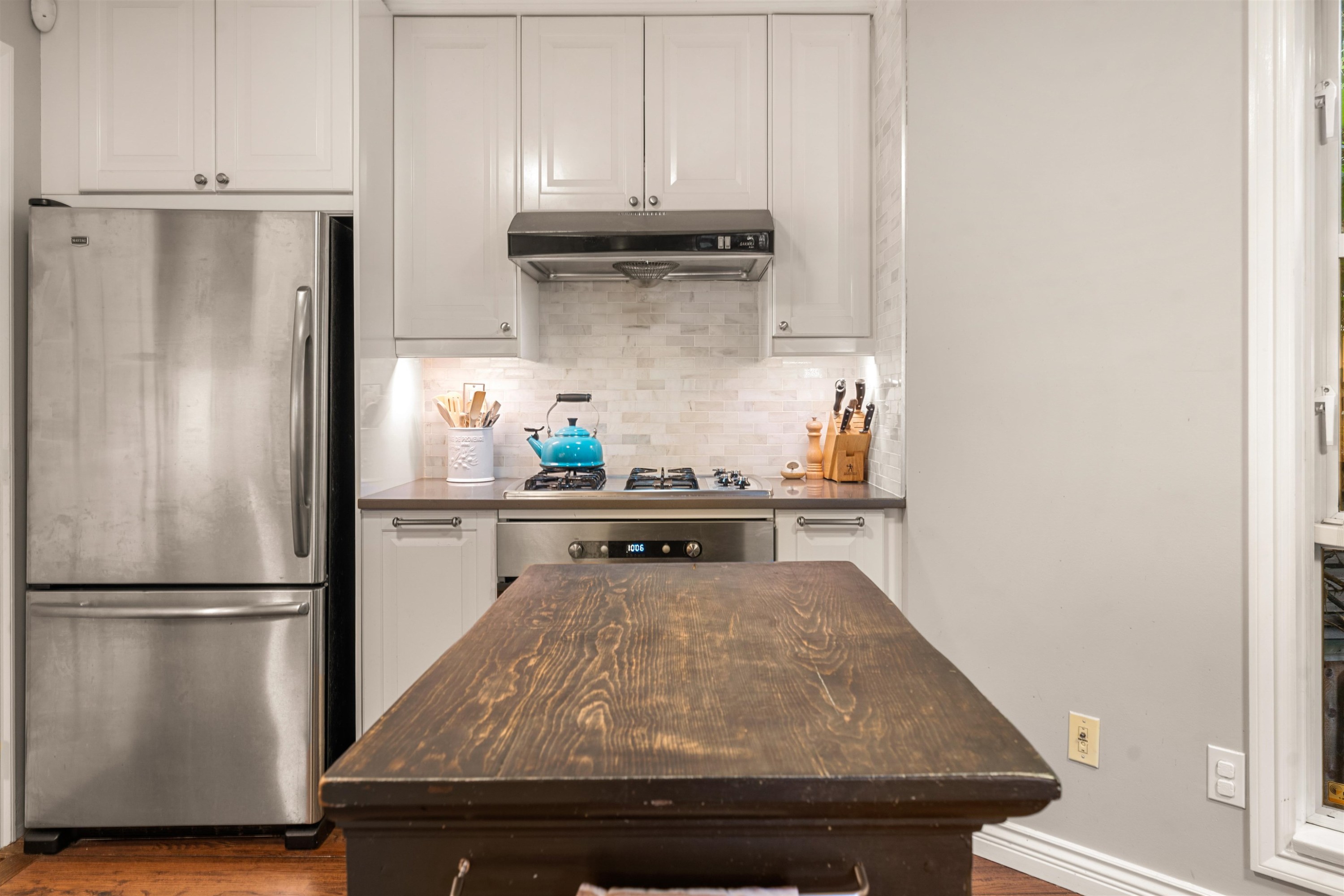 









709


Prior

Street,
Vancouver,




BC
V6A 2G8

