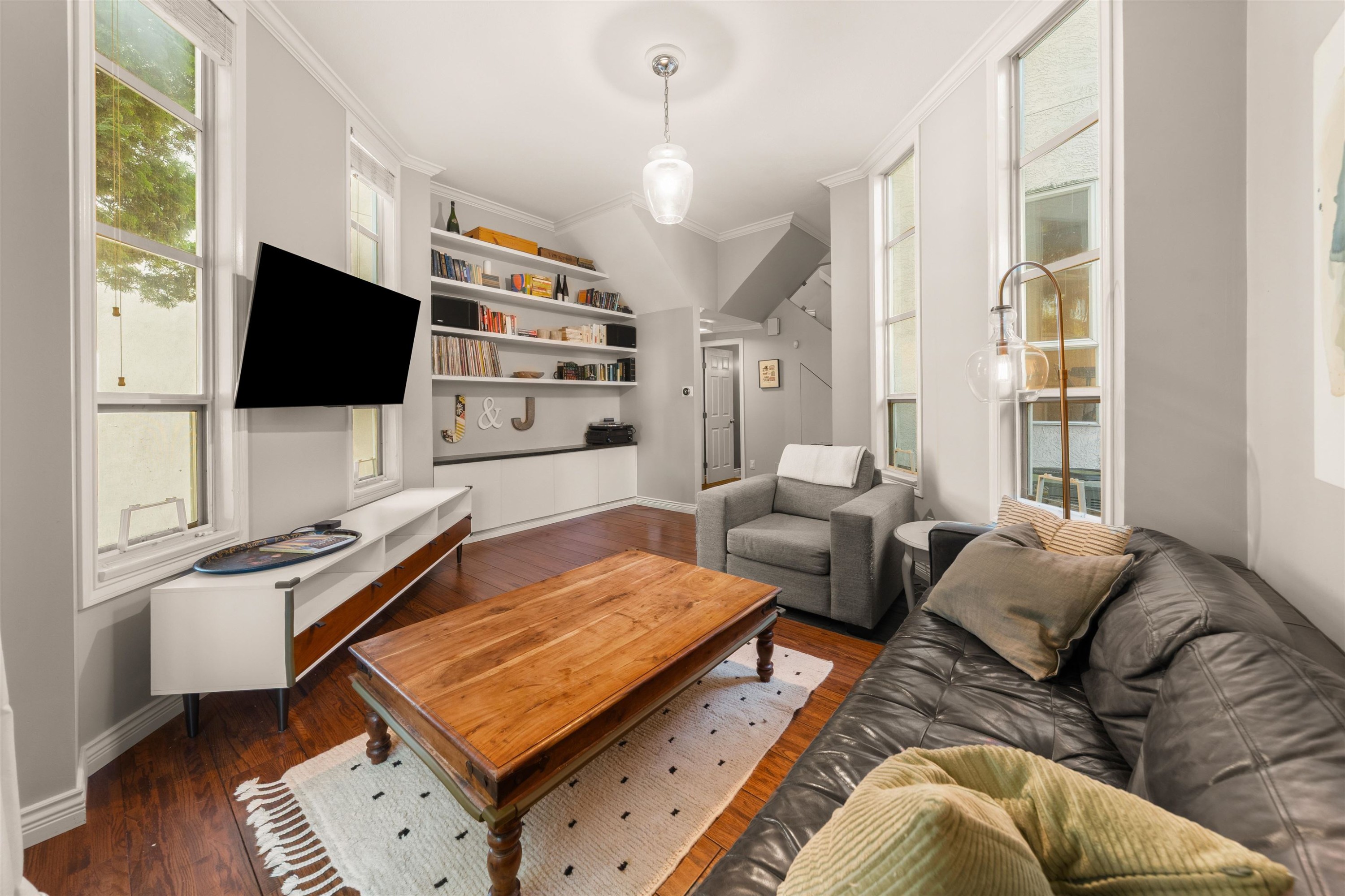 









709


Prior

Street,
Vancouver,




BC
V6A 2G8

