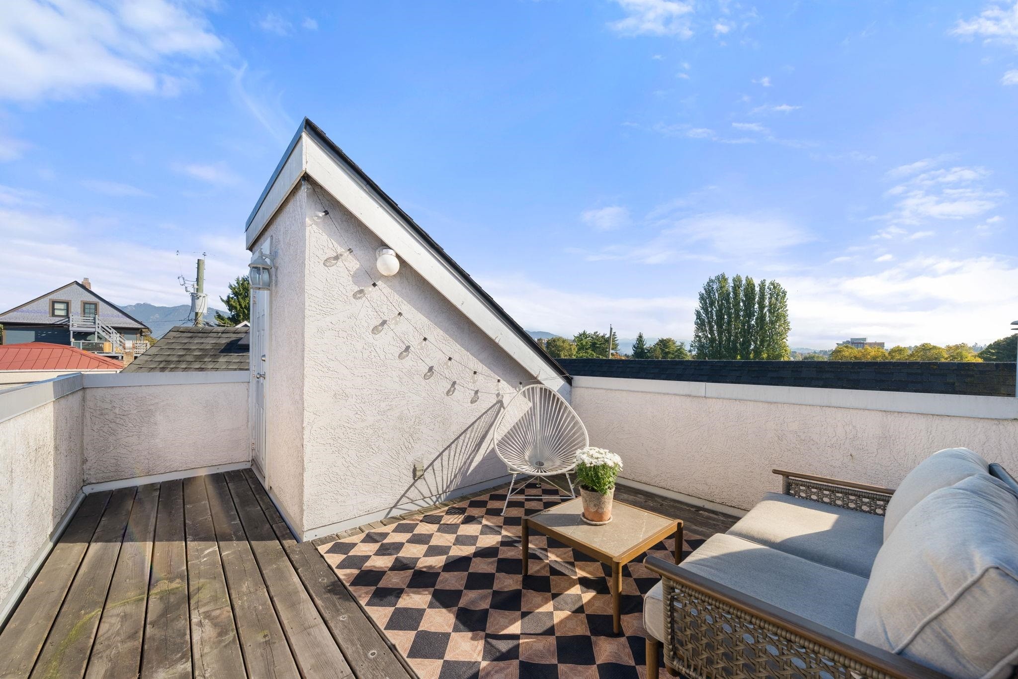 









709


Prior

Street,
Vancouver,




BC
V6A 2G8

