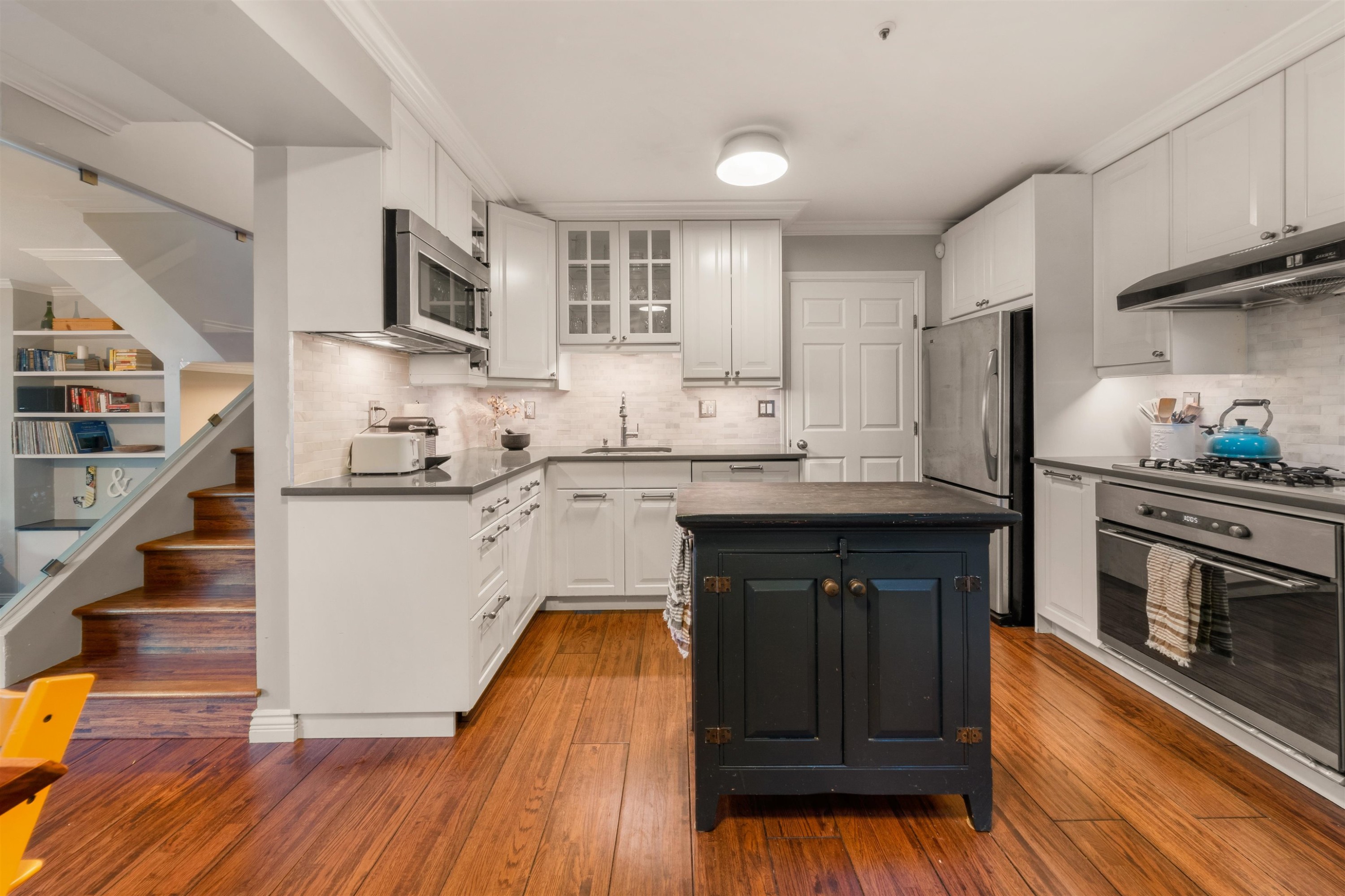 









709


Prior

Street,
Vancouver,




BC
V6A 2G8

