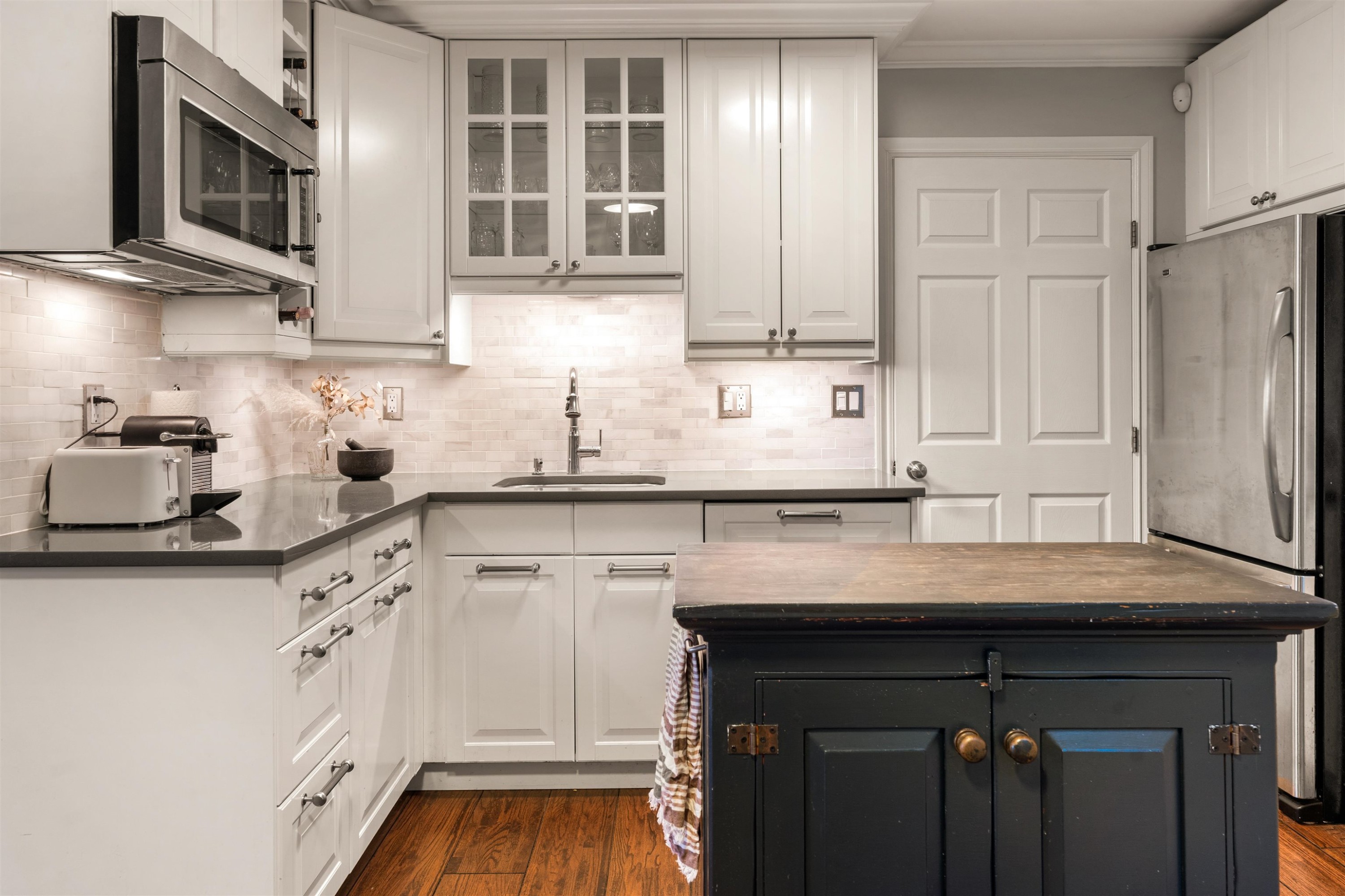 









709


Prior

Street,
Vancouver,




BC
V6A 2G8

