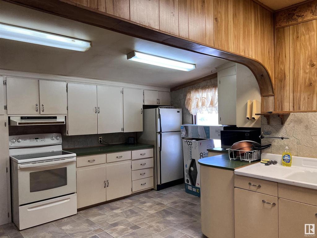 












5208 51ST Street

,
Strome,




AB
T0B 4H0

