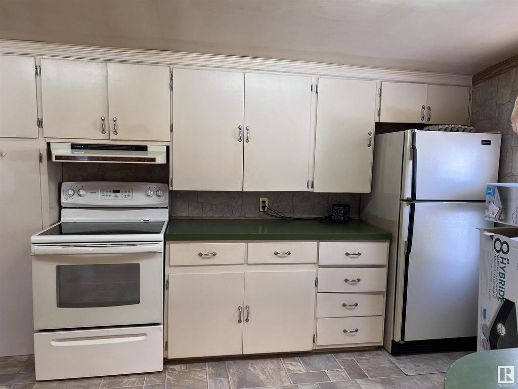 












5208 51ST Street

,
Strome,




AB
T0B 4H0

