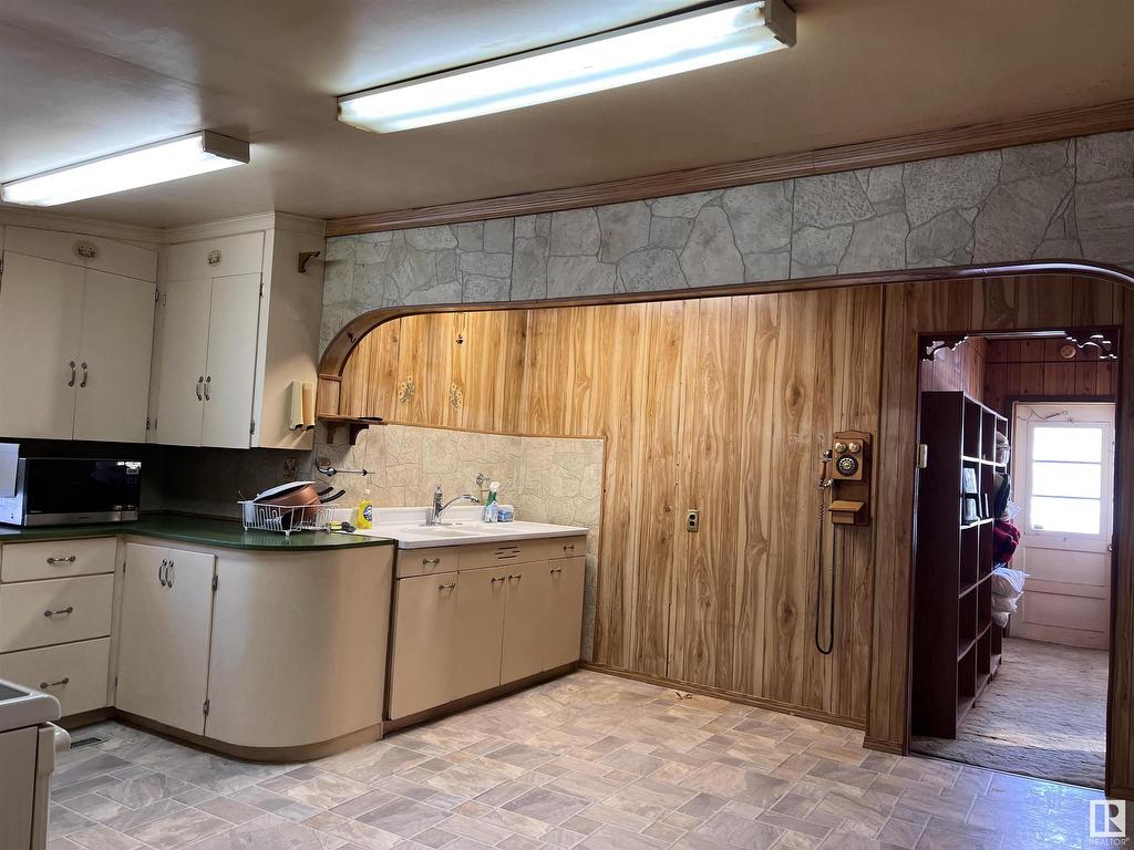 












5208 51ST Street

,
Strome,




AB
T0B 4H0

