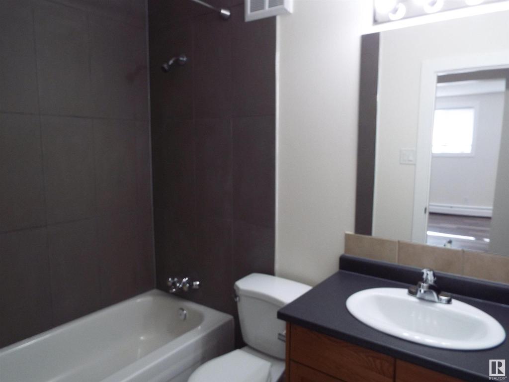 












2 10726 84 Avenue

,
Edmonton,




AB
T6E 2H9

