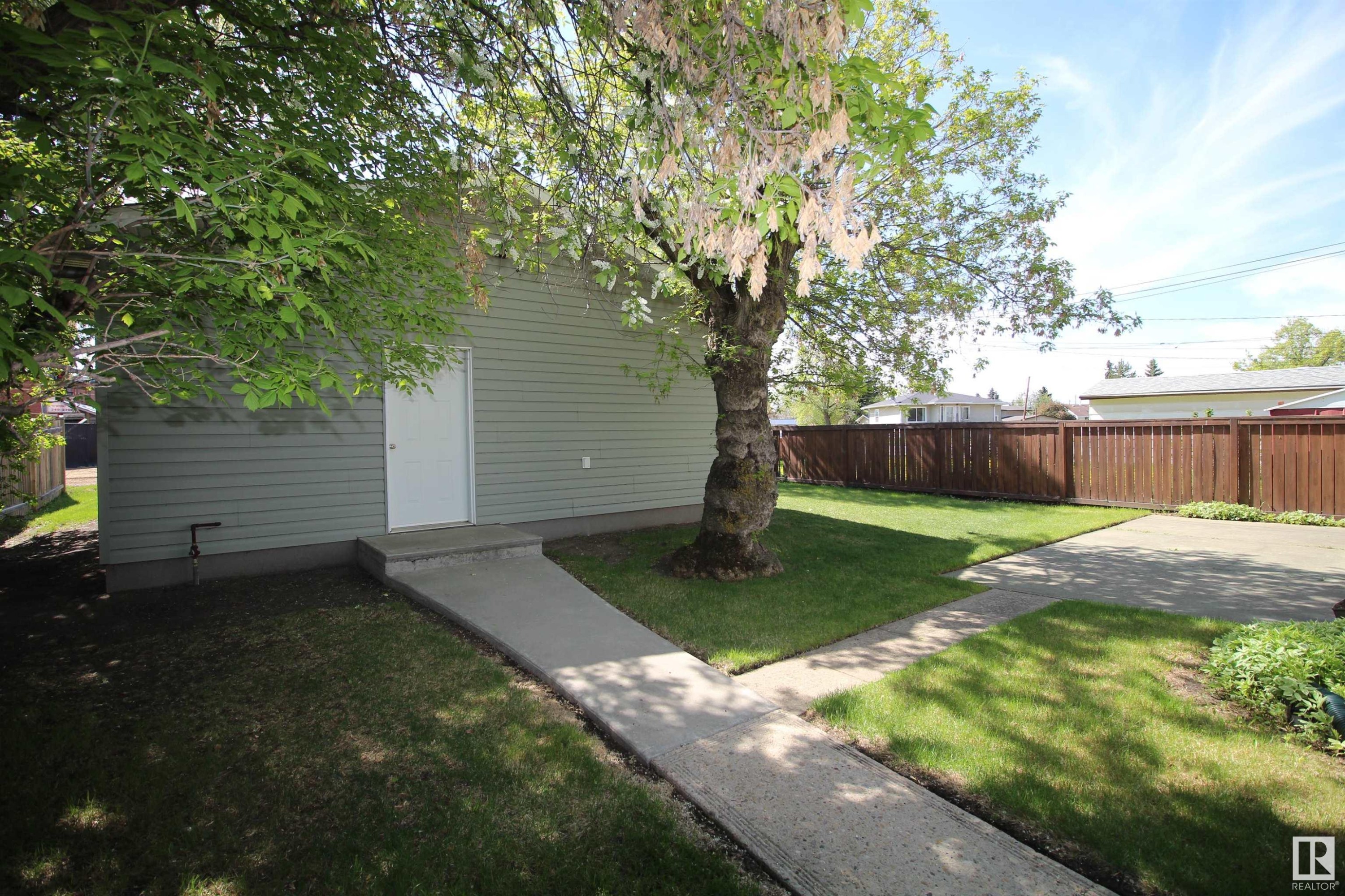 












9915 104 Street

,
Westlock,




AB
T7P 1T3

