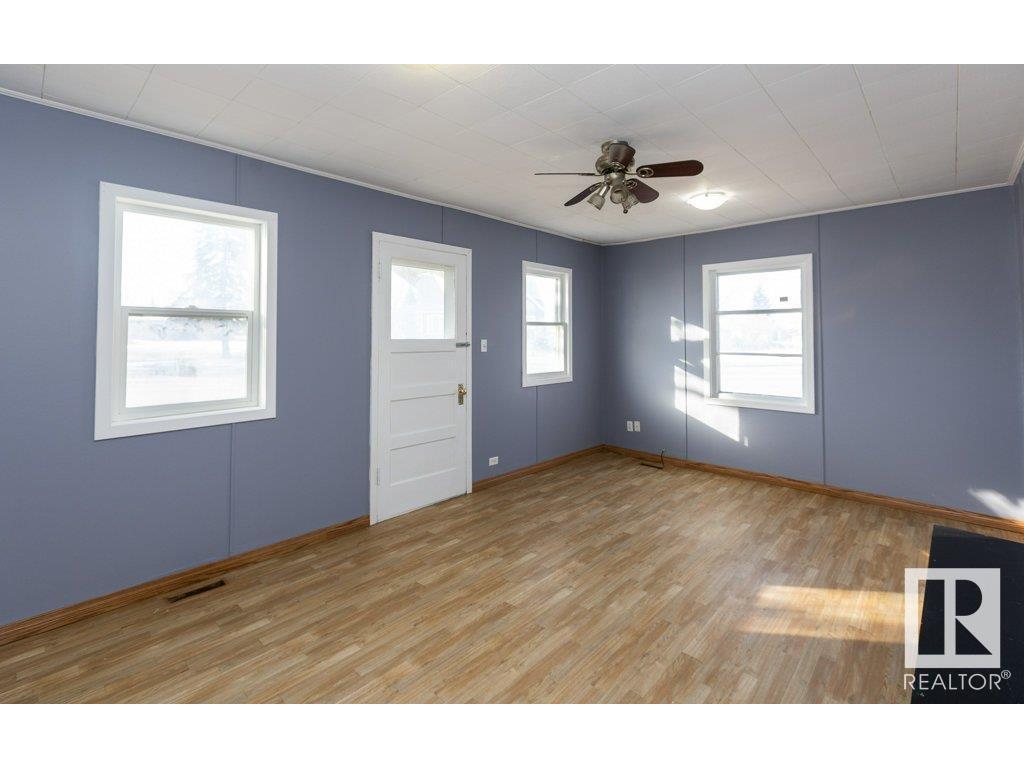 












9836 100 Street

,
Westlock,




AB
T7P 2R2

