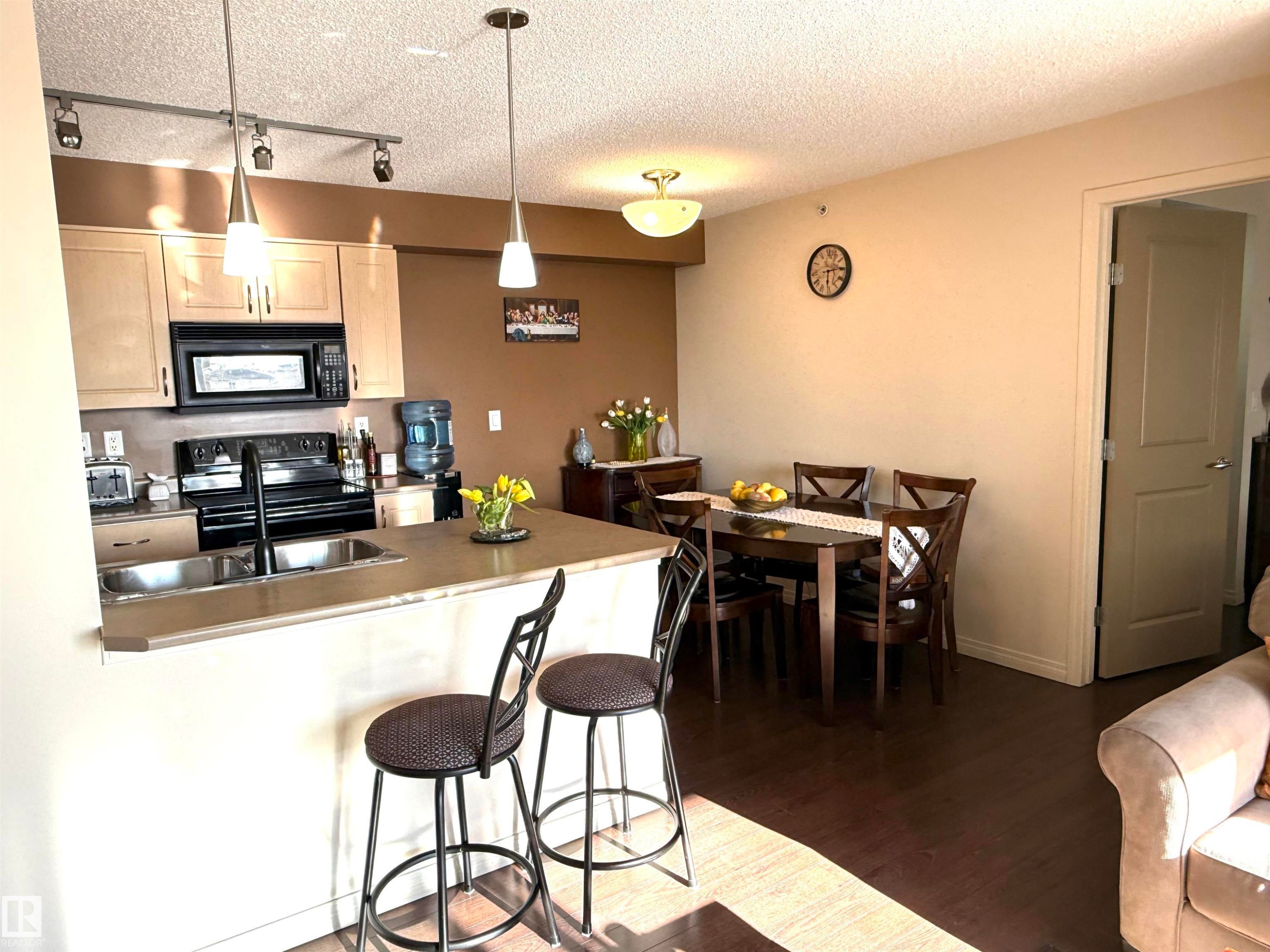 












407 13908 136 Street

,
Edmonton,




AB
T6V 1Y4

