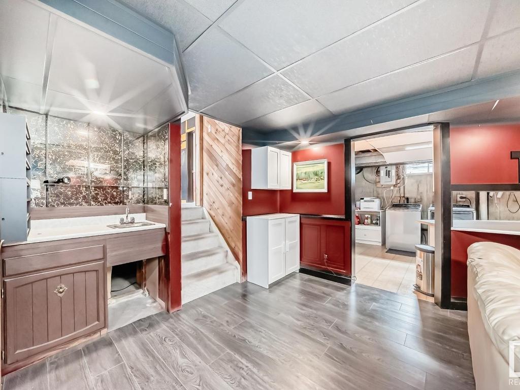 












10411 31 Avenue

,
Edmonton,




AB
T6J 3K2

