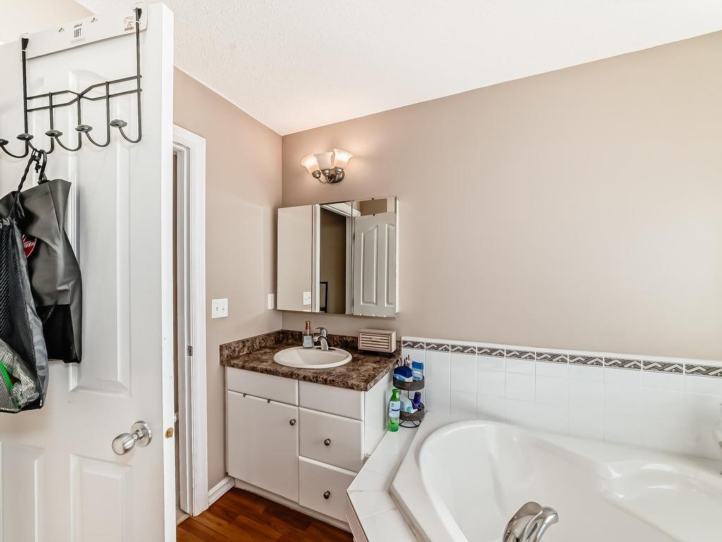 












8722 5 Avenue

,
Edmonton,




AB
T6X 1E2

