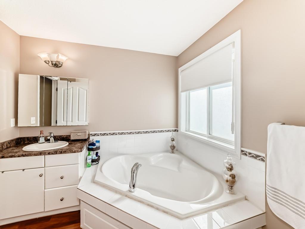 












8722 5 Avenue

,
Edmonton,




AB
T6X 1E2

