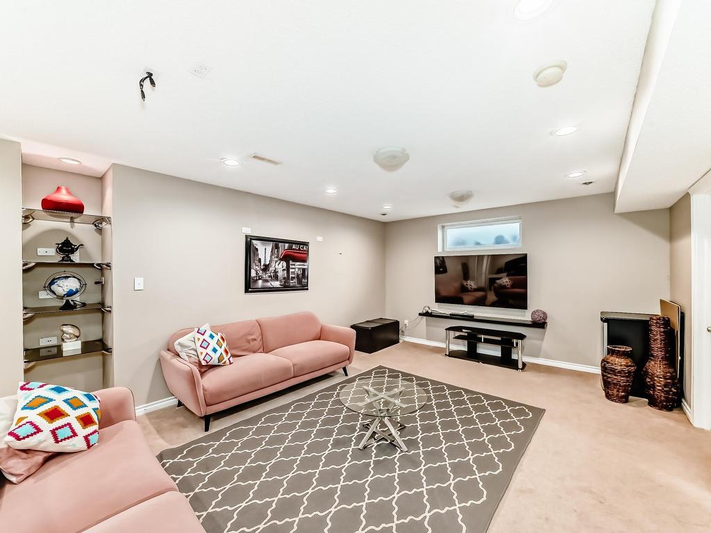 












8722 5 Avenue

,
Edmonton,




AB
T6X 1E2

