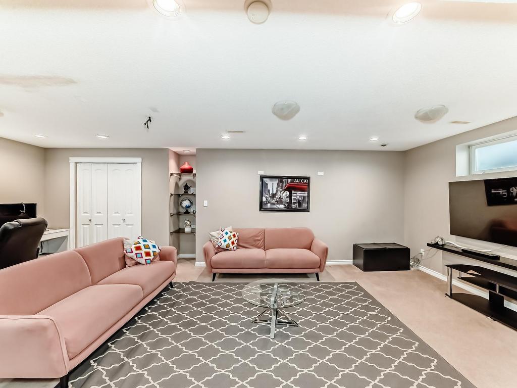 












8722 5 Avenue

,
Edmonton,




AB
T6X 1E2

