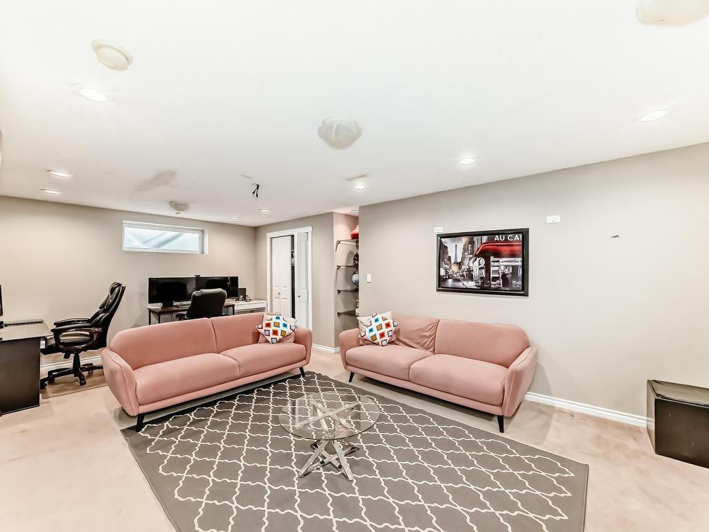 












8722 5 Avenue

,
Edmonton,




AB
T6X 1E2

